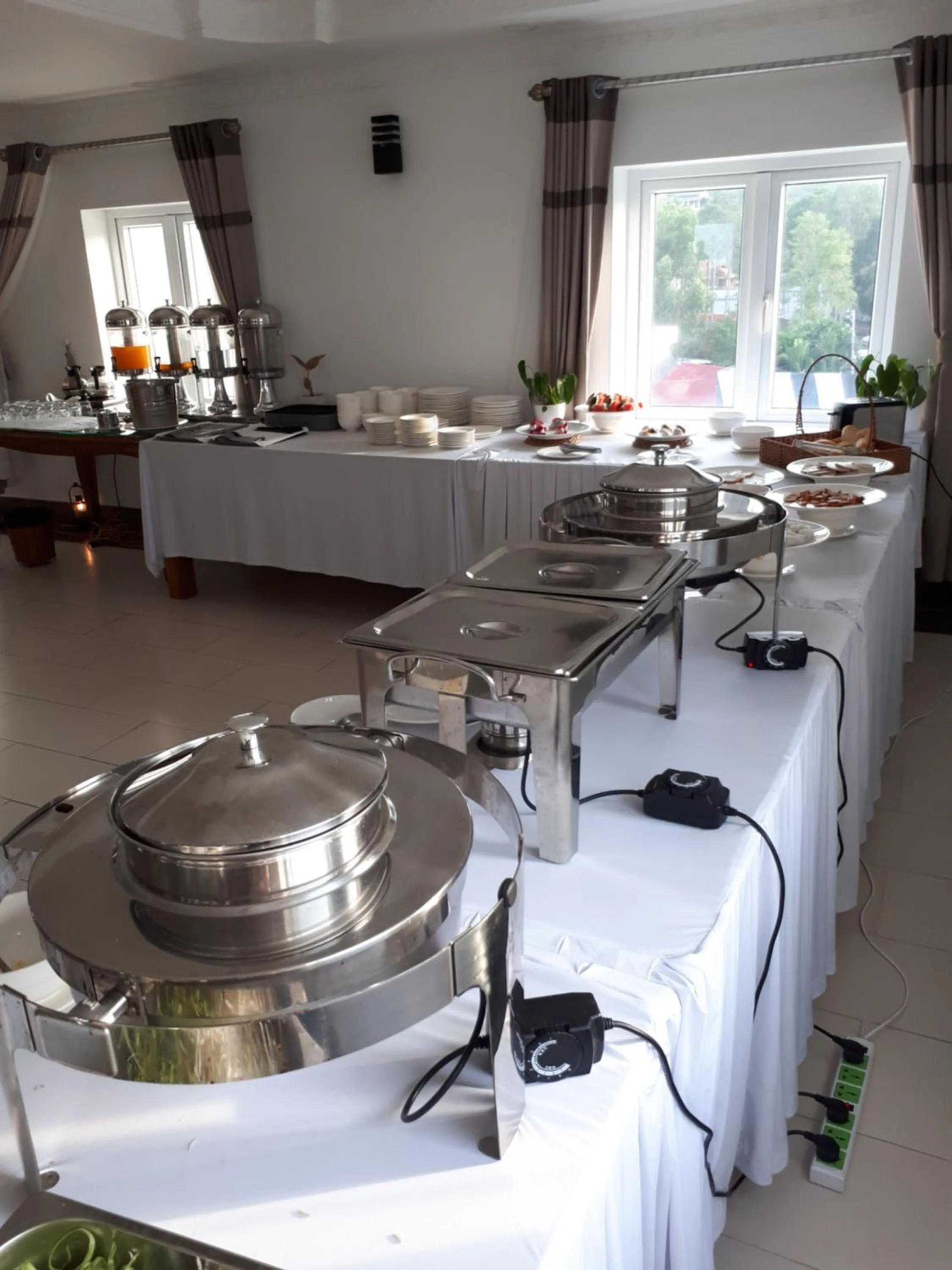 Restaurant/places to eat in Nice Life Hotel