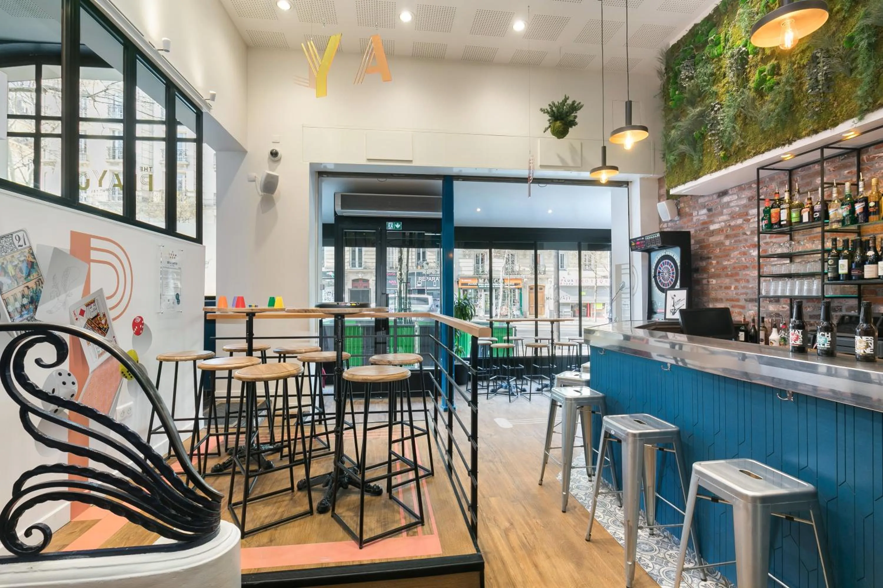 Lounge or bar in Hotel The Playce by Happyculture