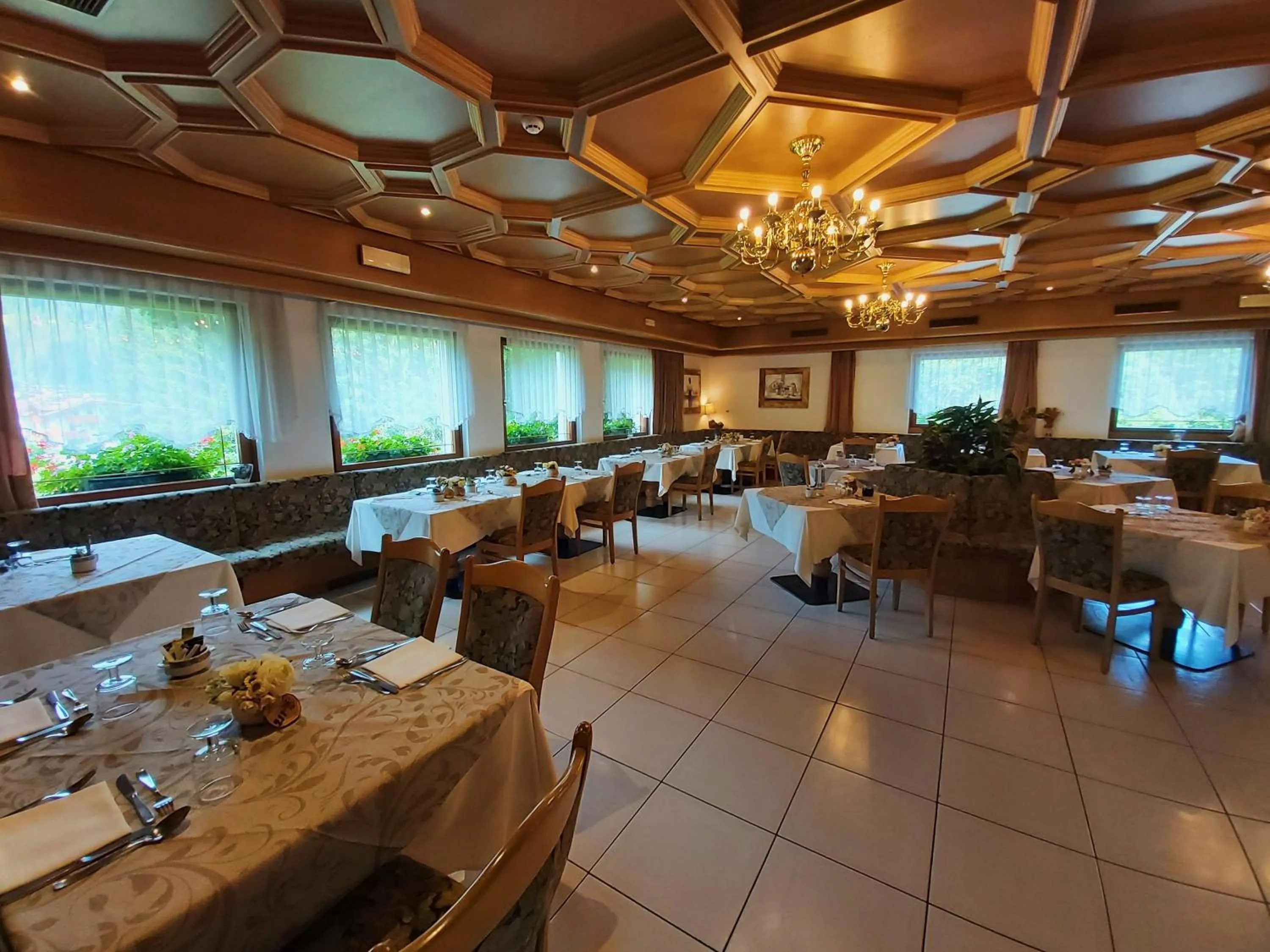 Restaurant/places to eat in Albergo Scoiattolo