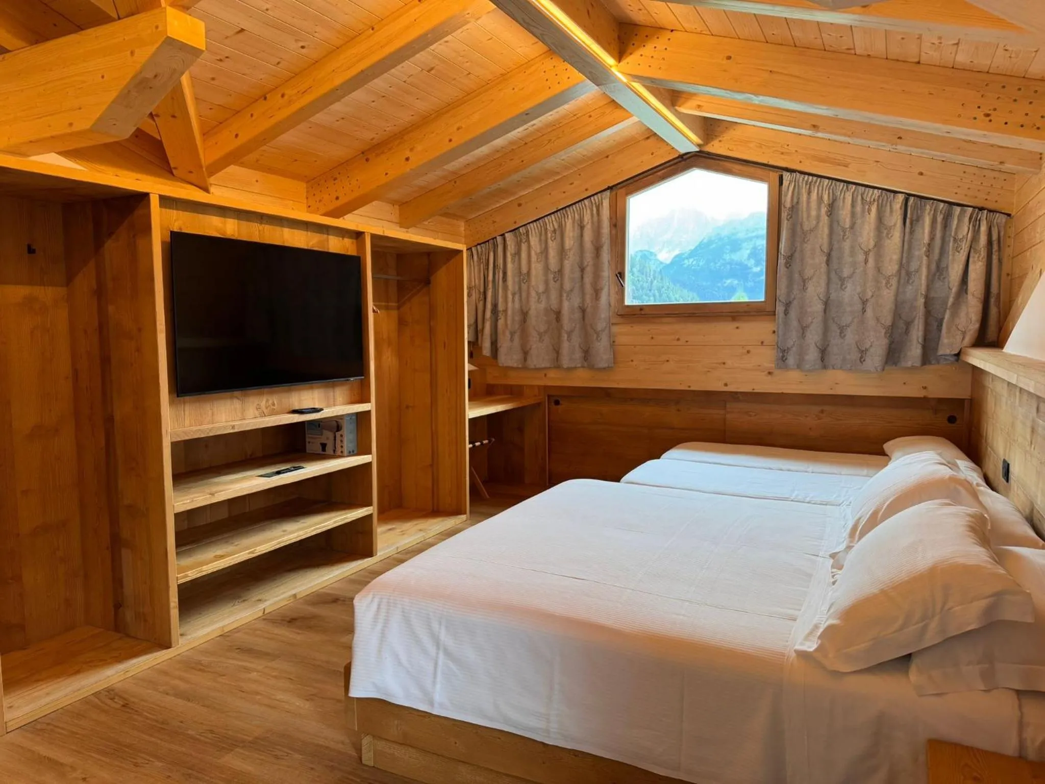 Property building, Bed in Albergo Scoiattolo