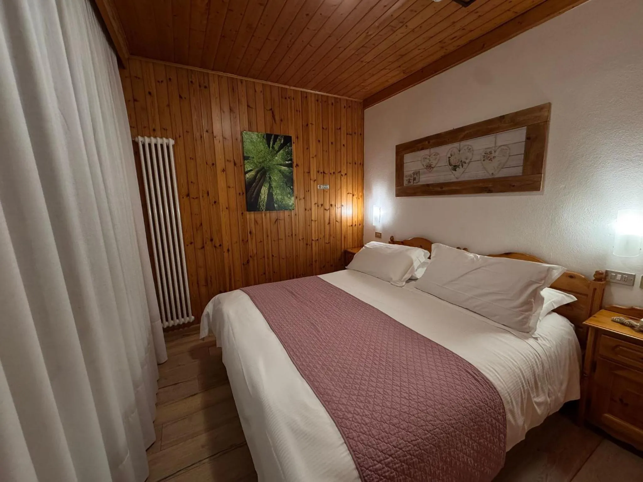 Bed in Albergo Scoiattolo