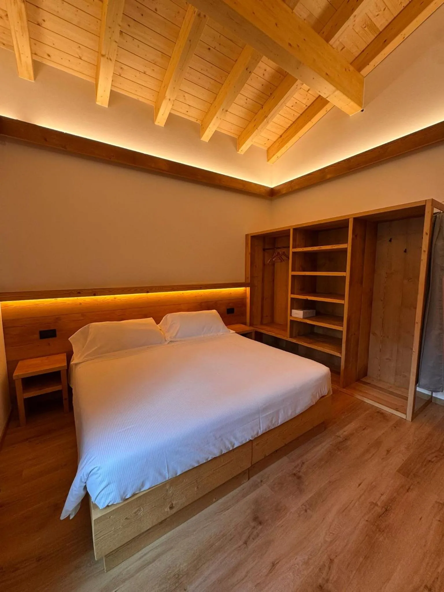 Property building, Bed in Albergo Scoiattolo