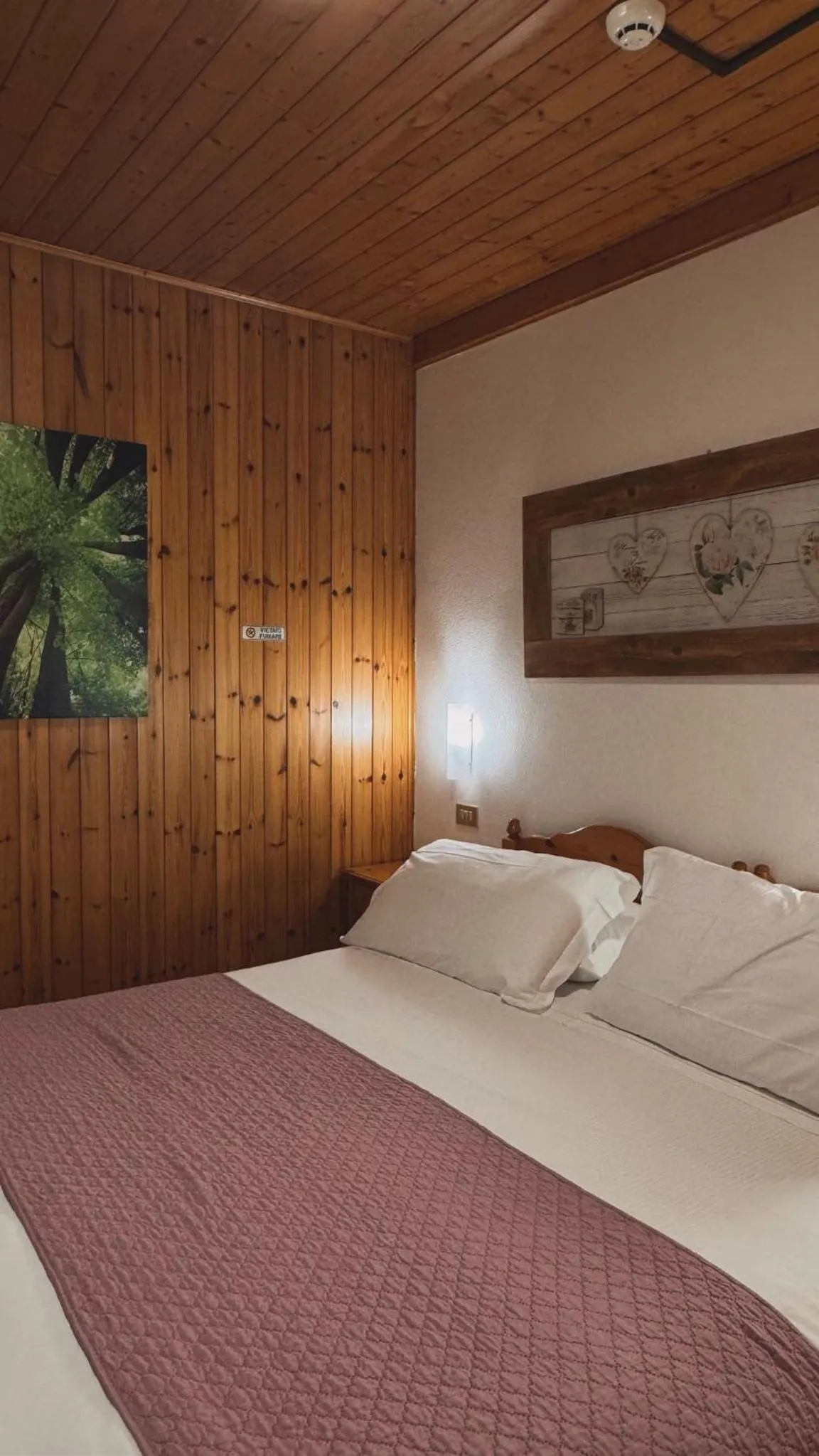 Bed in Albergo Scoiattolo