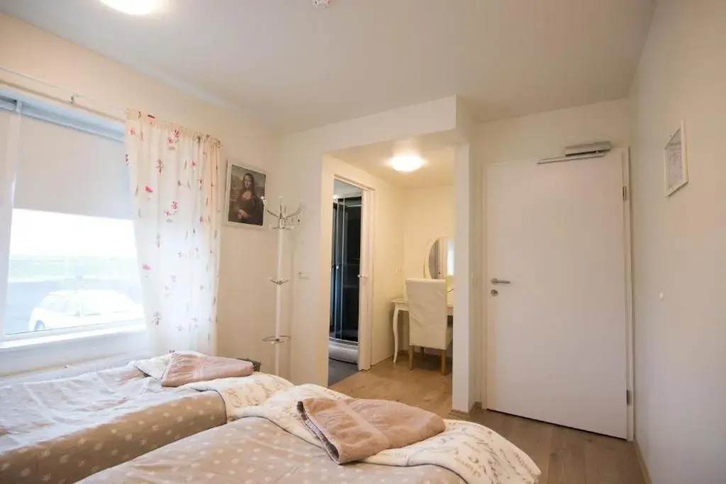 Double or Twin Room with Bathroom in Guesthouse Grund Double or Twin Room with Bathroom in Guesthouse Grund