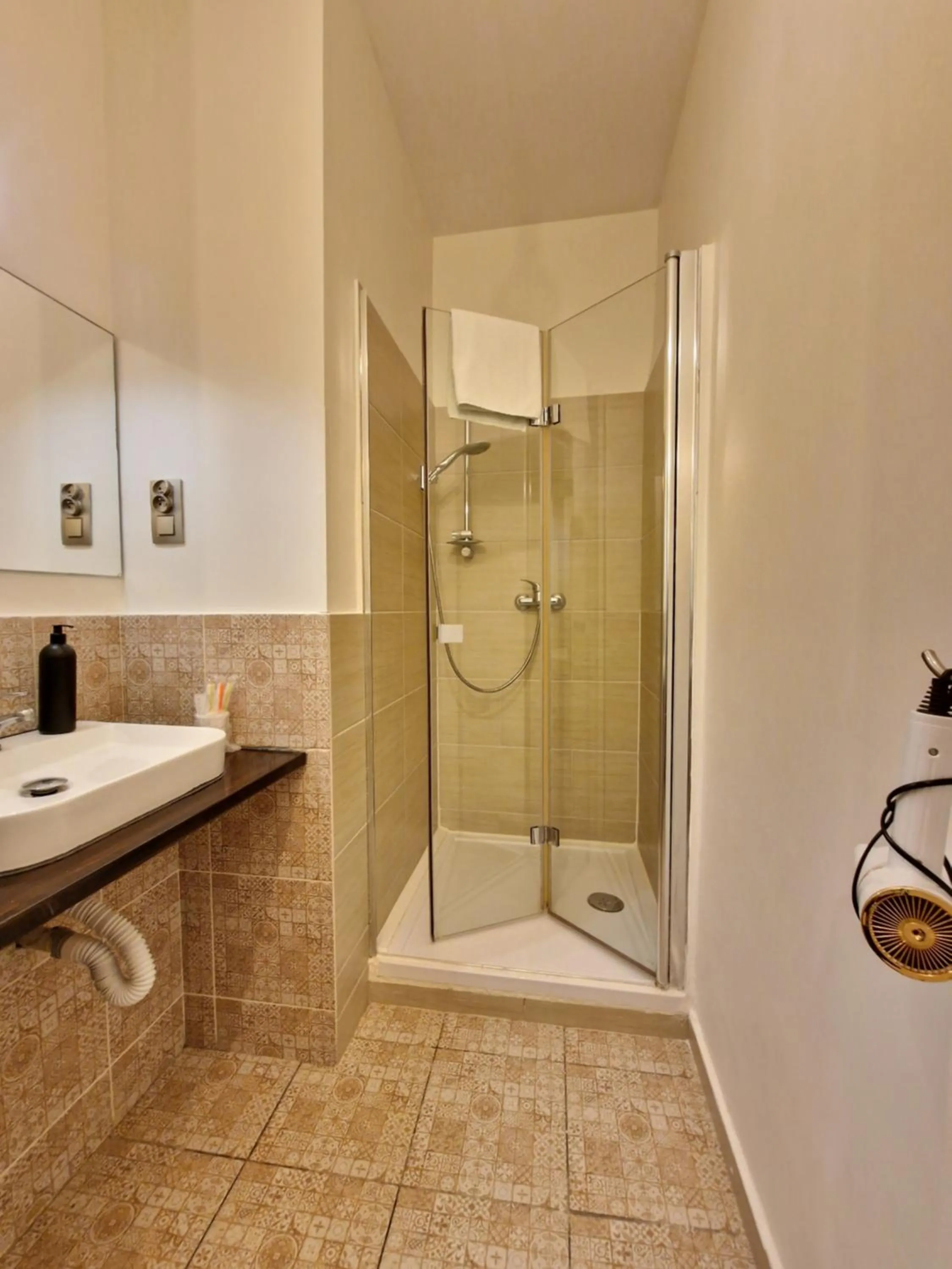 Shower in Hostel Helvetia Rooms Warsaw CITY CENTER and OLD TOWN