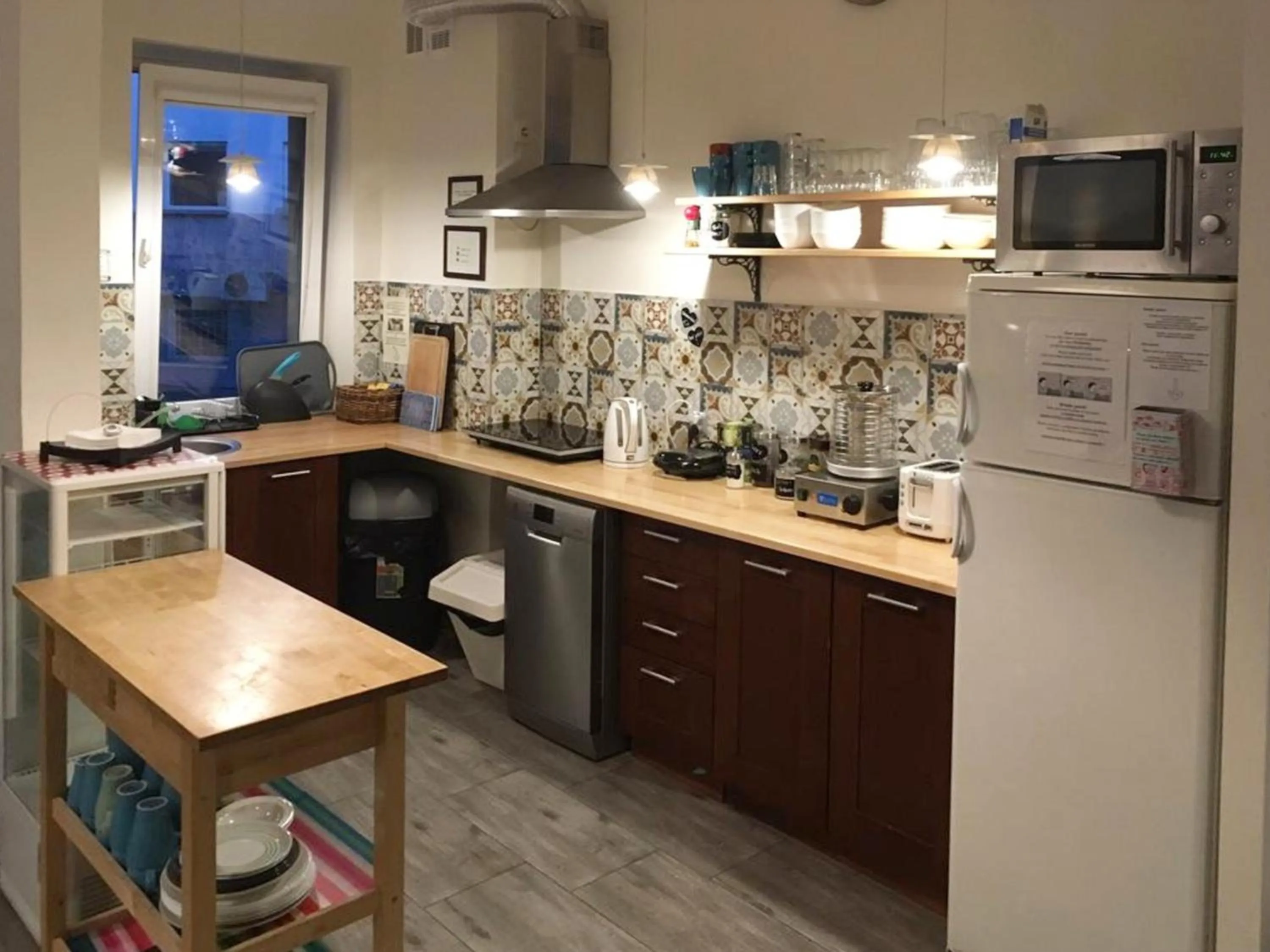 Kitchen or kitchenette in Hostel Helvetia Rooms Warsaw CITY CENTER and OLD TOWN