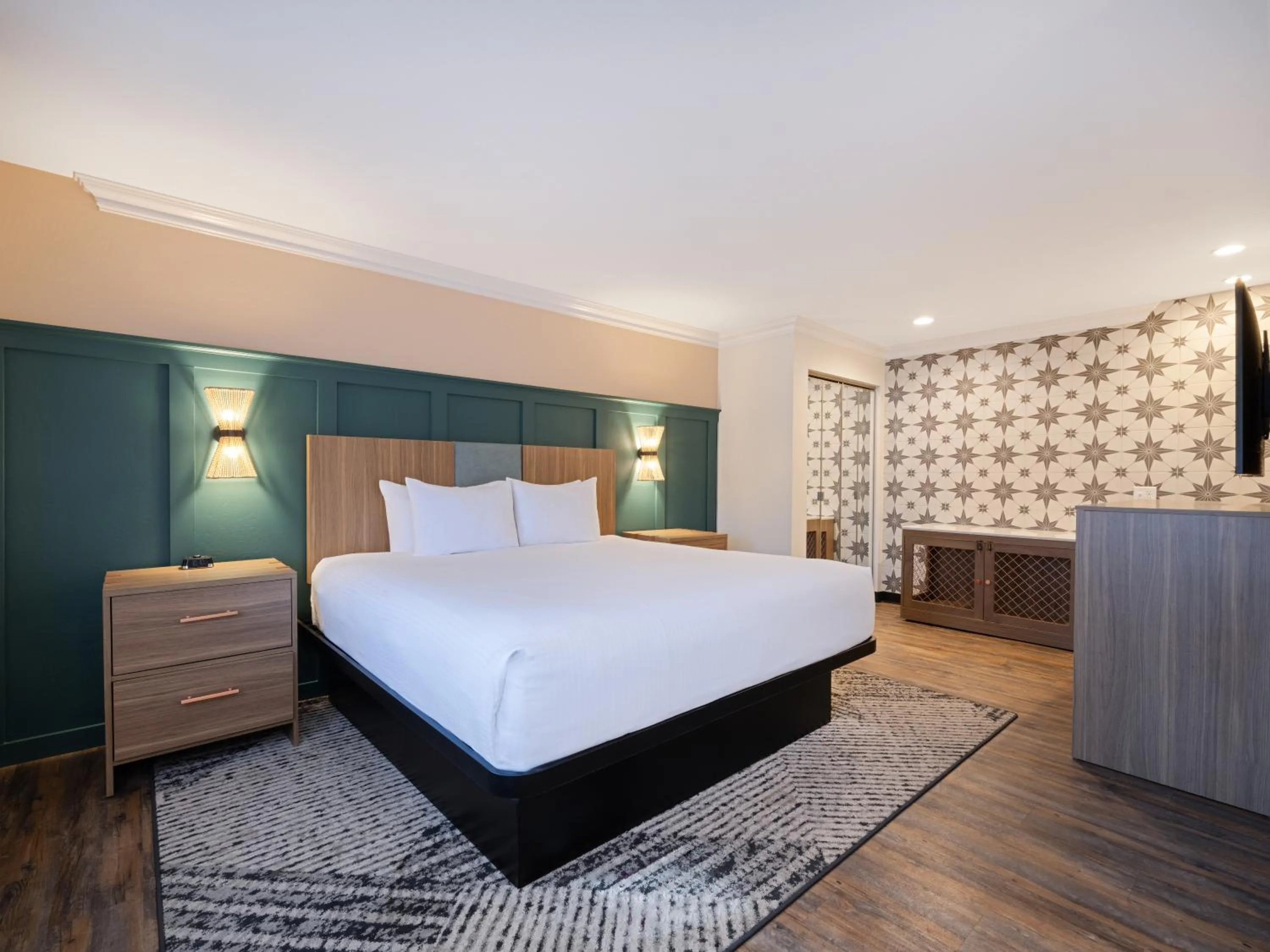 Bedroom, Bed in Holiday Inn Resort The Squire at Grand Canyon by IHG