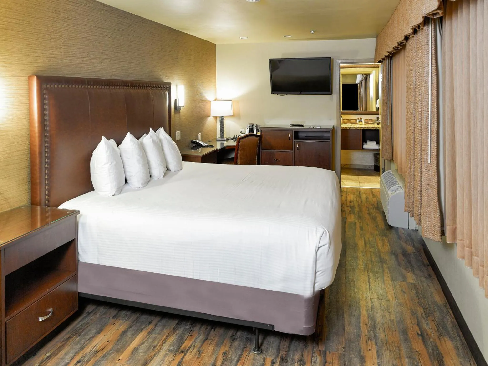 Photo of the whole room, Bed in Holiday Inn Resort The Squire at Grand Canyon by IHG