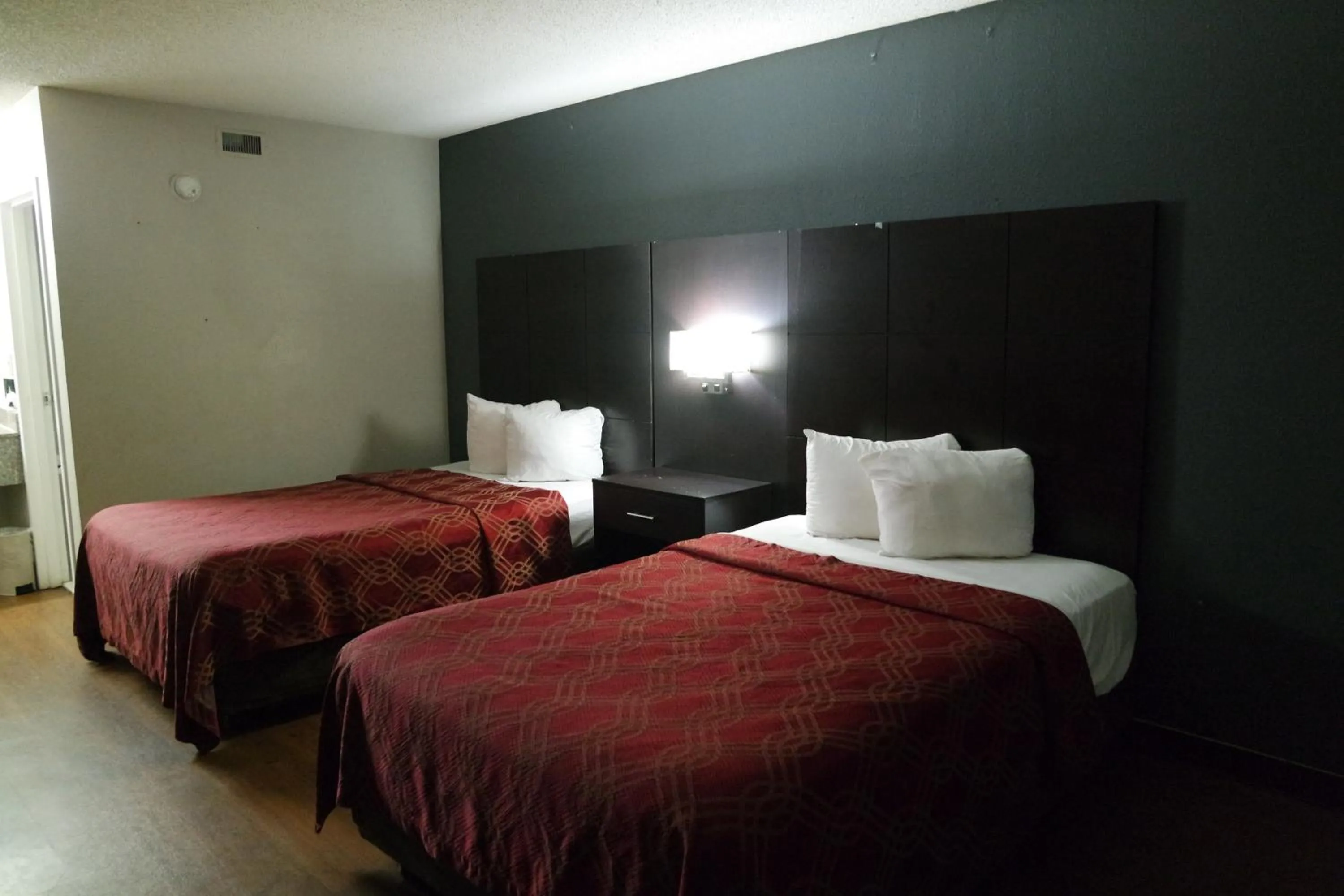 Bedroom, Bed in Travelodge by Wyndham North Charleston