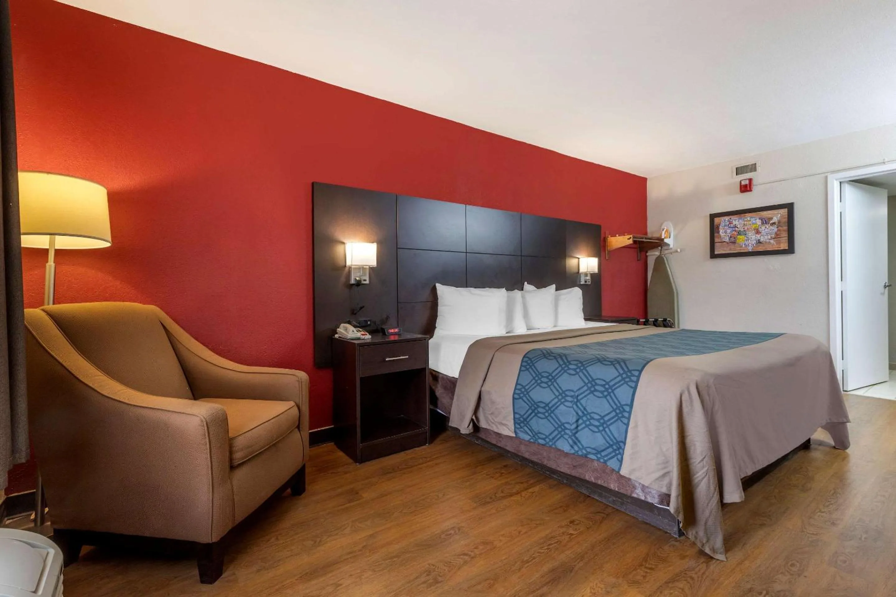 Photo of the whole room, Bed in Econo Lodge North