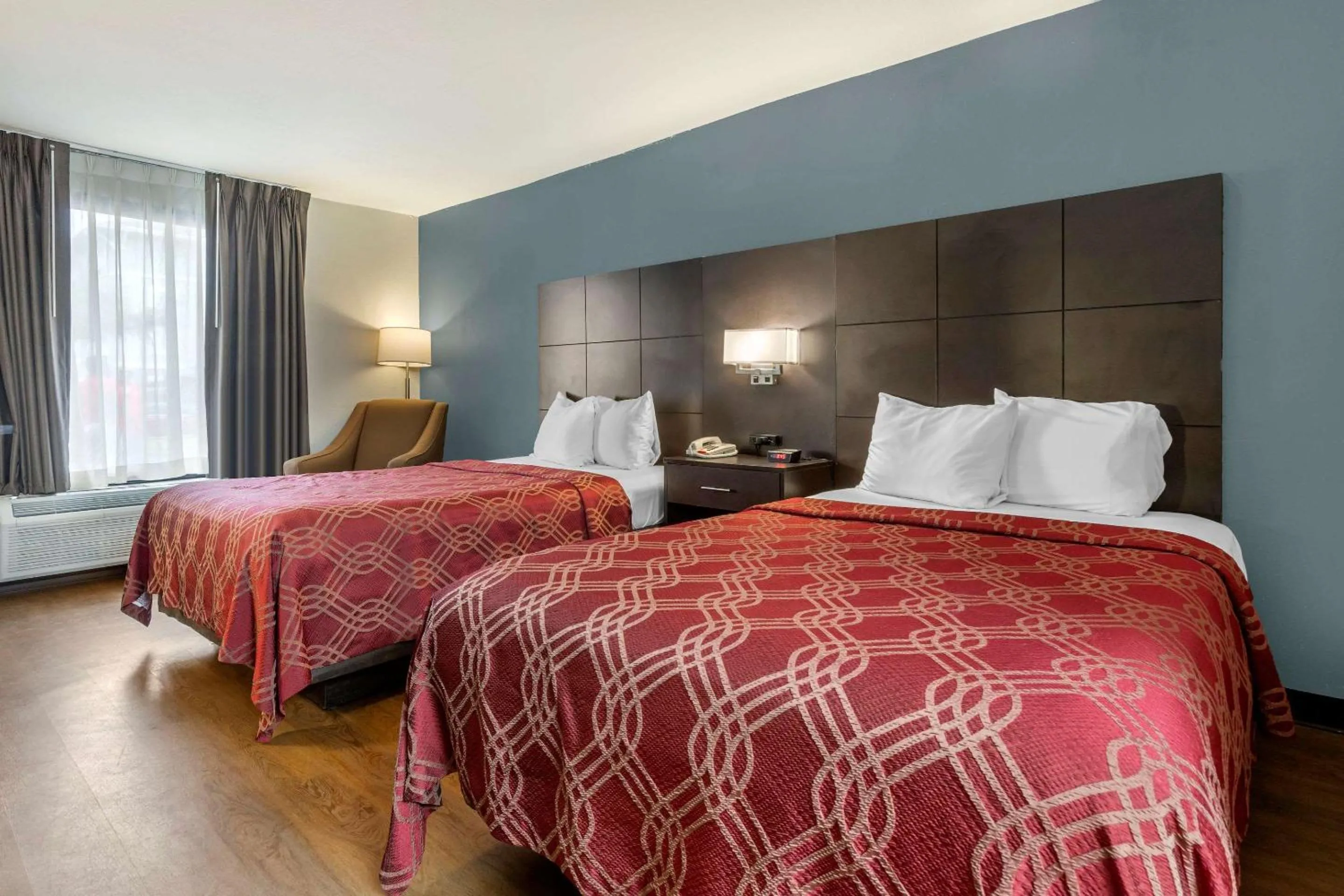 Photo of the whole room, Bed in Econo Lodge North