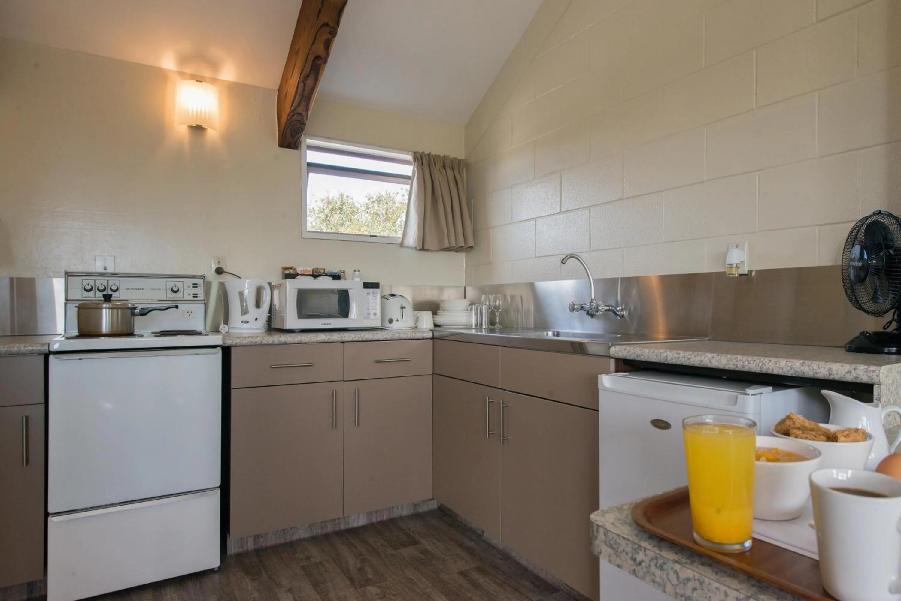 Kitchen or kitchenette in Howick Motor Lodge