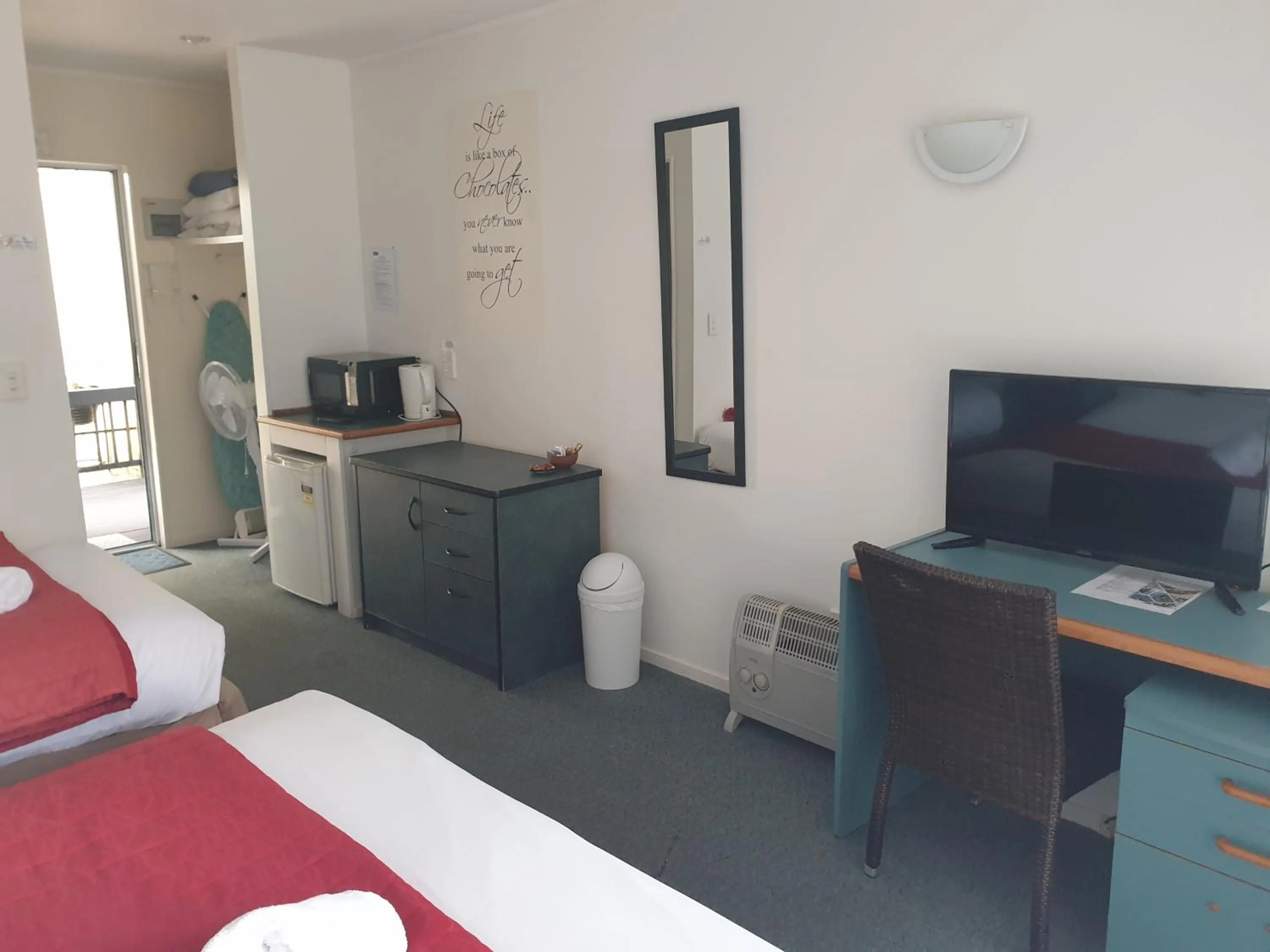 Bedroom, Bed in Woodlands Motel