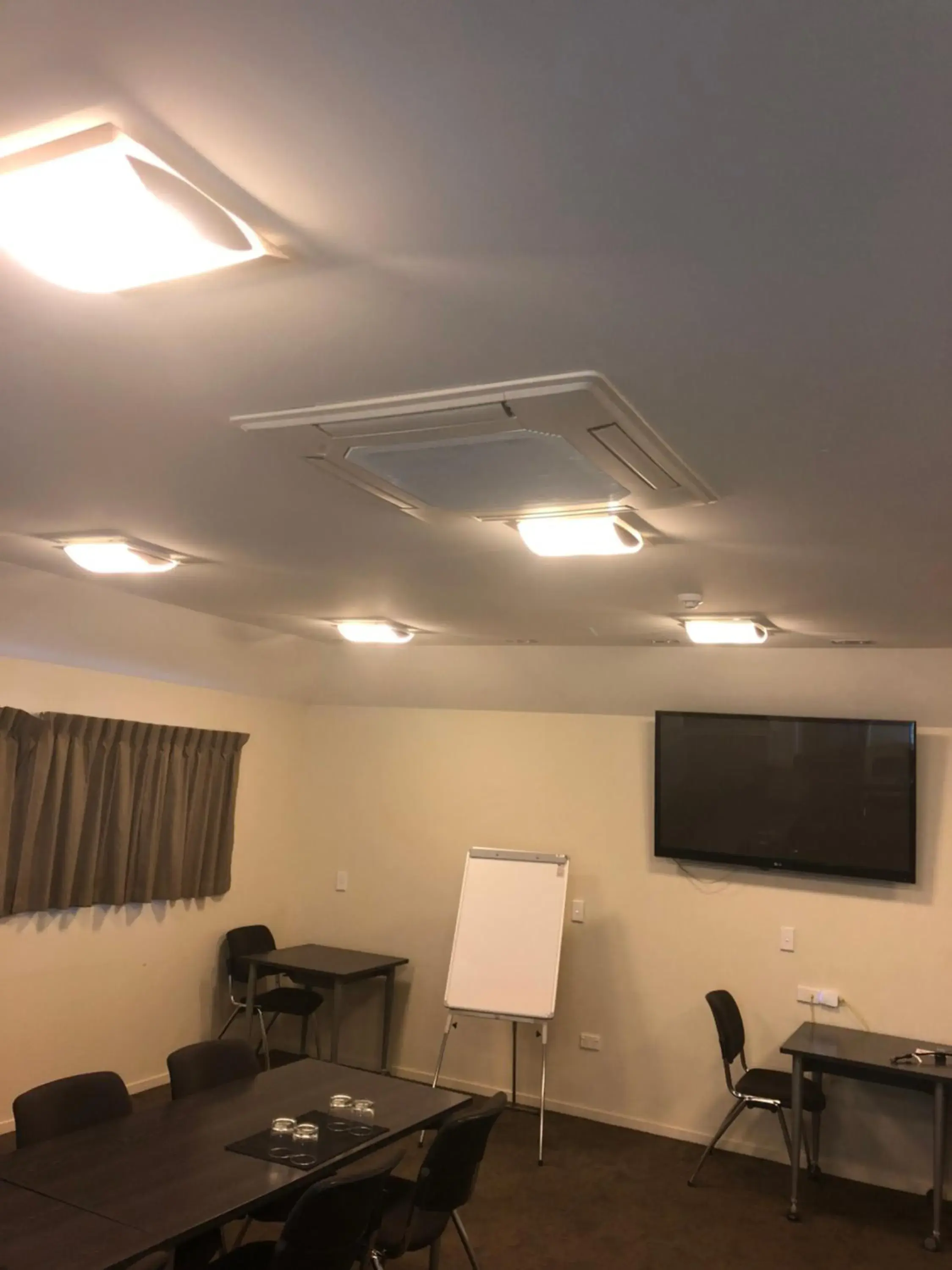 Living room in 555 Motel Dunedin Living room in 555 Motel Dunedin