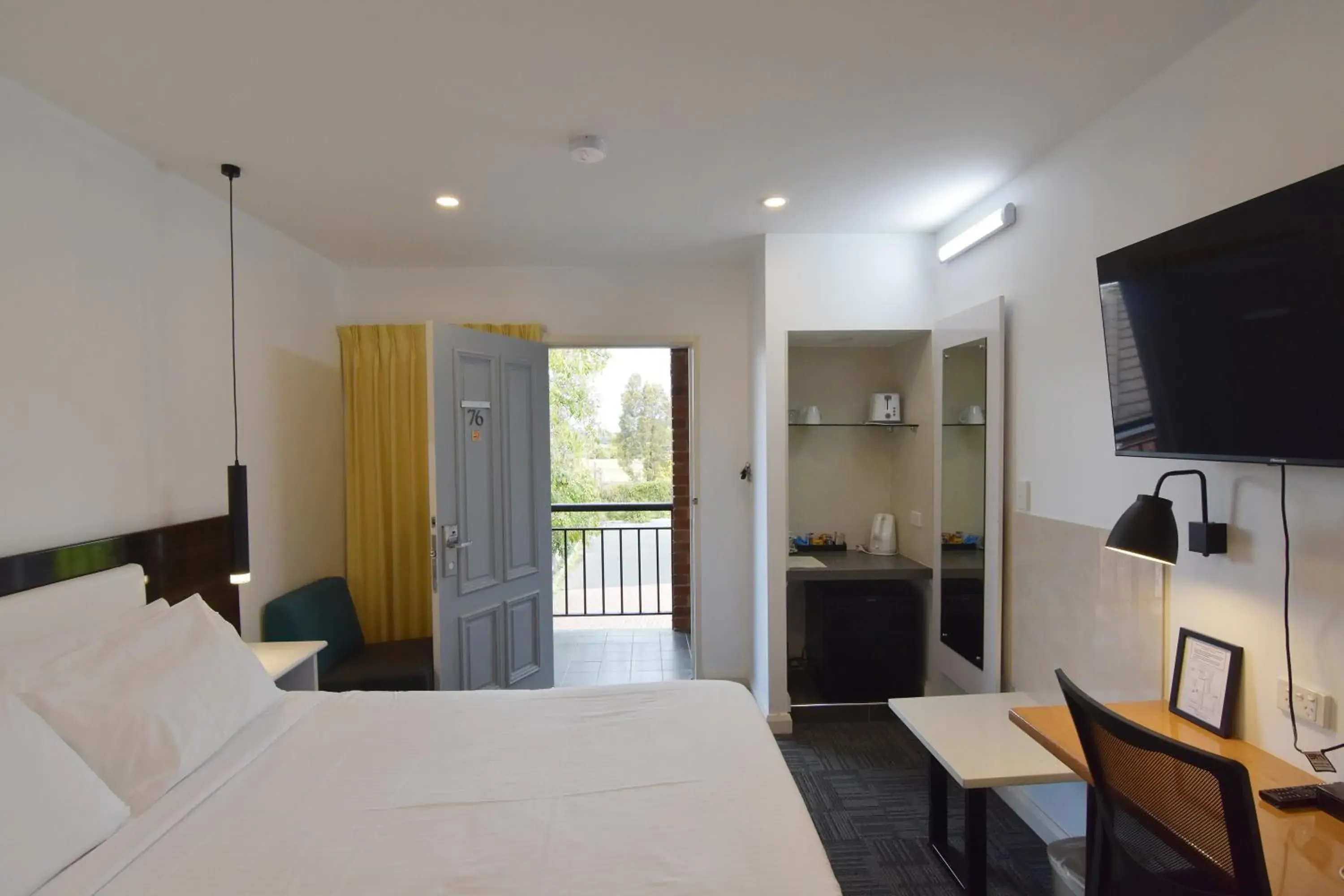 TV and multimedia, Bed in Best Western Plus Buckingham International TV and multimedia, Bed in Best Western Plus Buckingham International