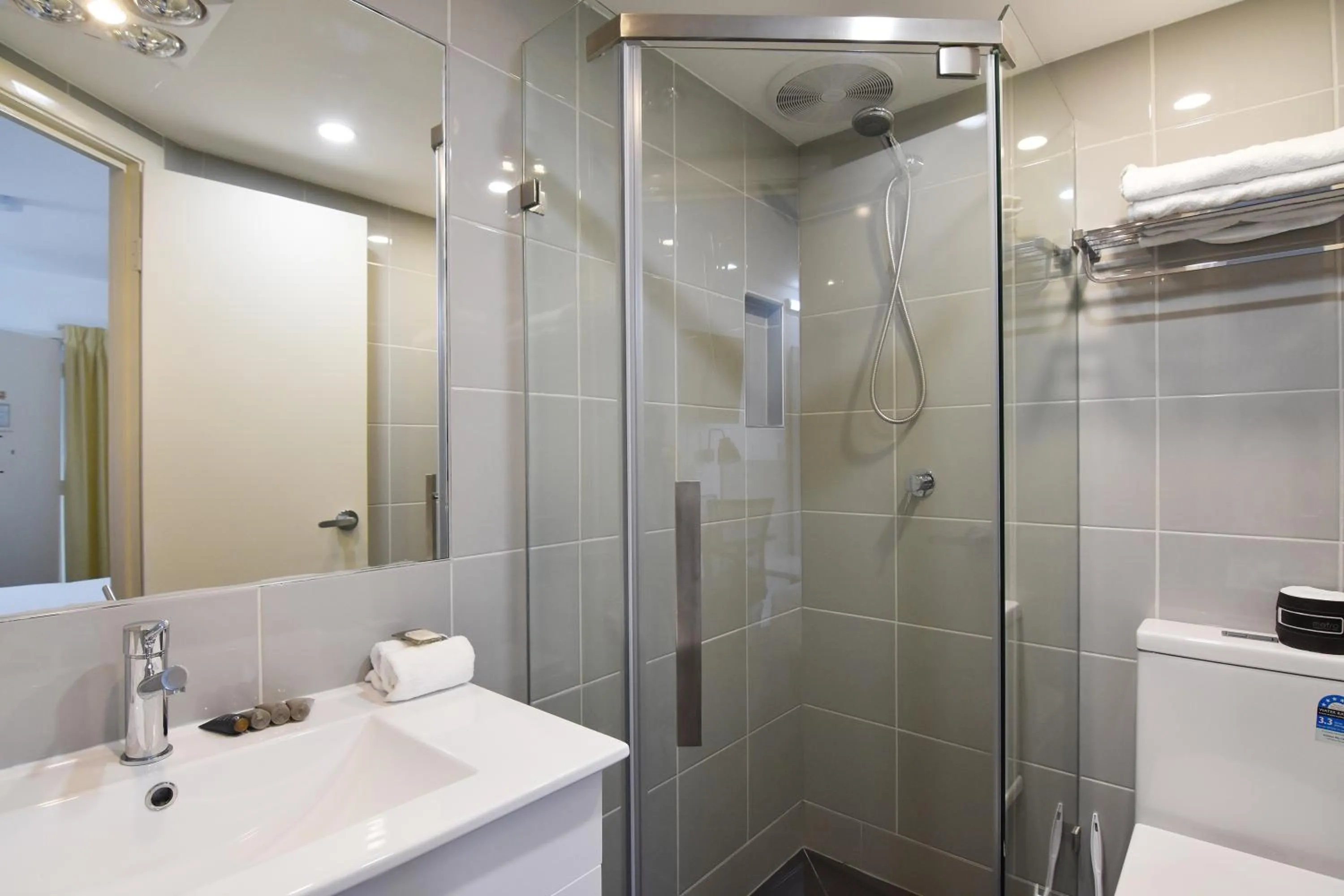 Shower in Best Western Plus Buckingham International