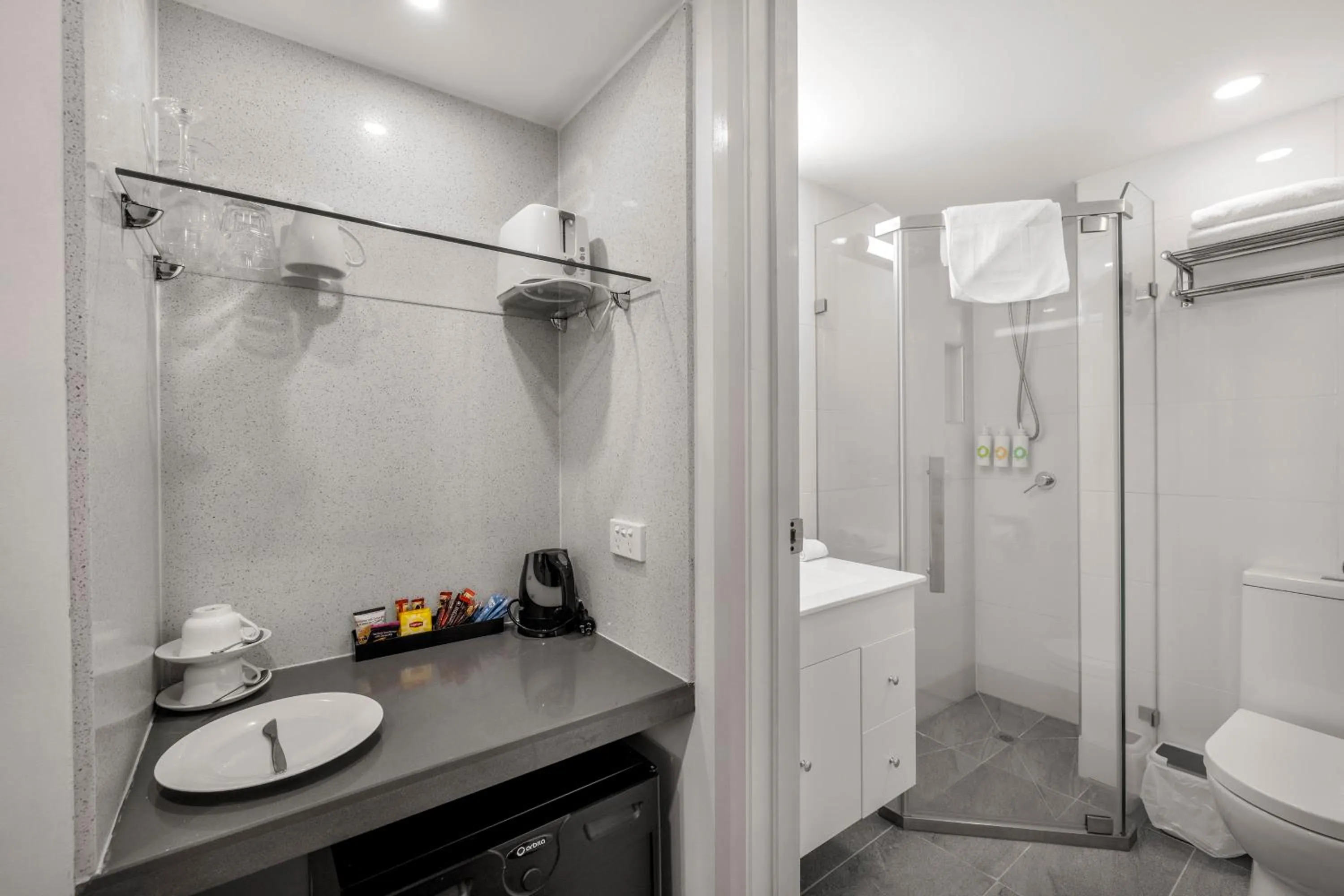 Shower in Best Western Plus Buckingham International