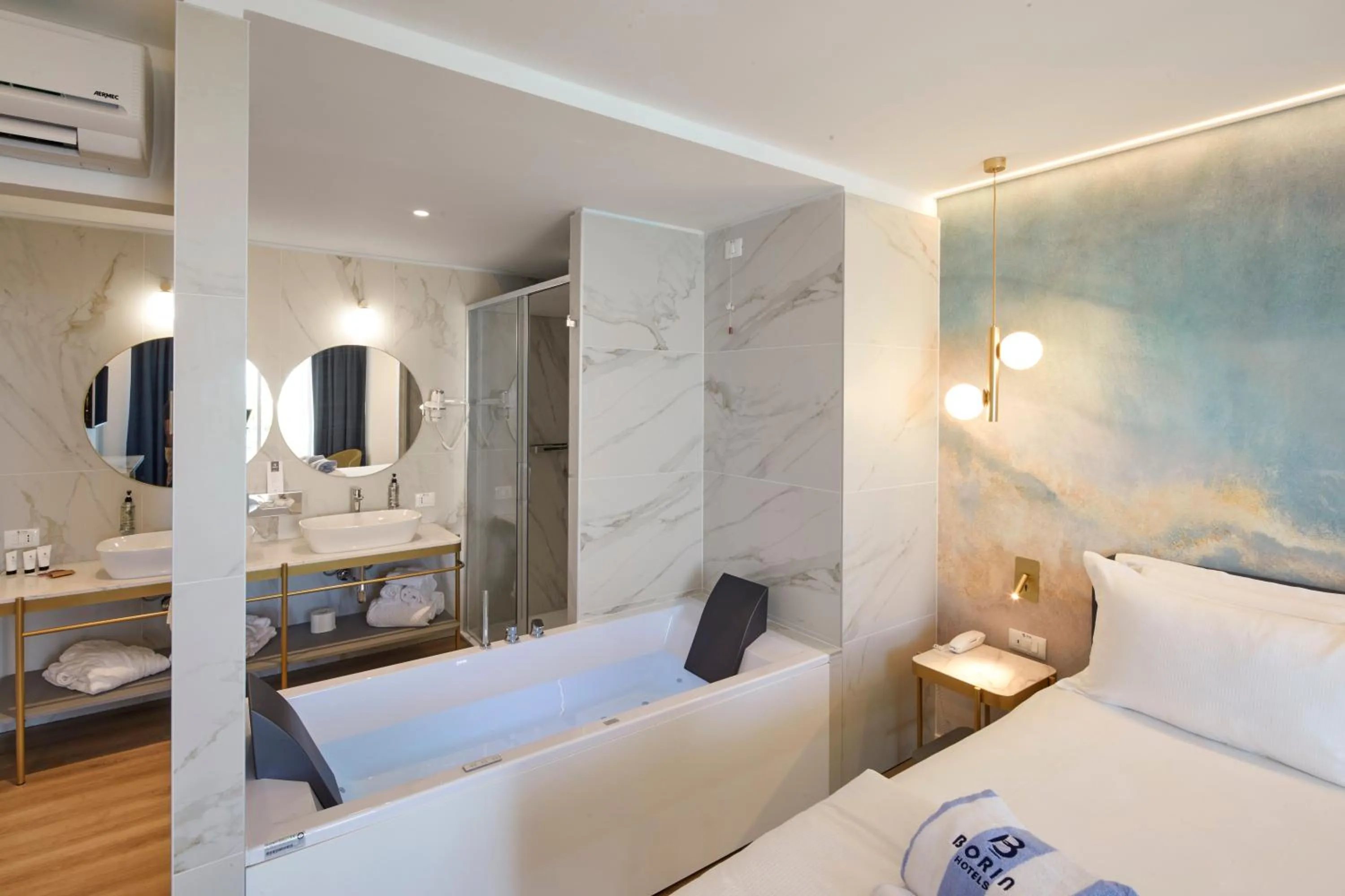 Hot Tub, Bed in Riva Palace Hotel