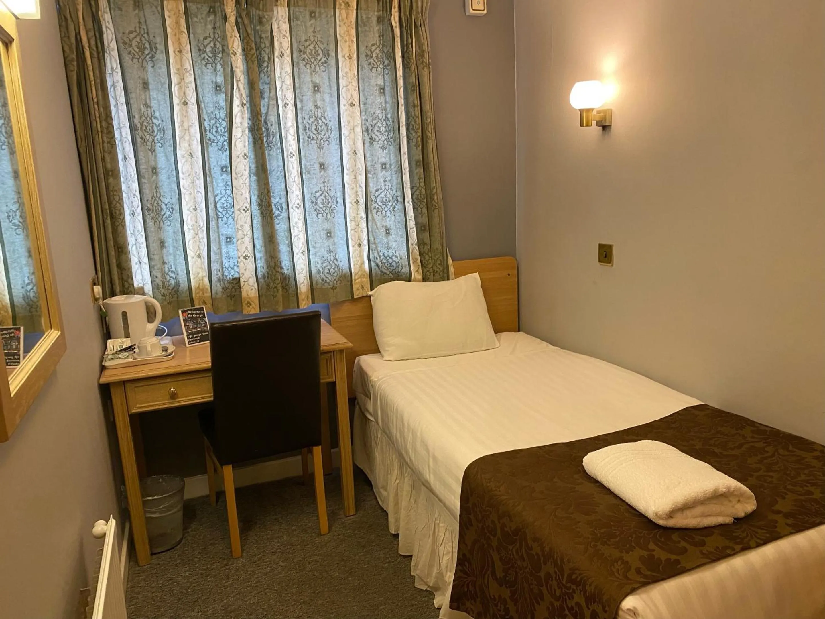 Bedroom, Bed in The George Hotel Pangbourne