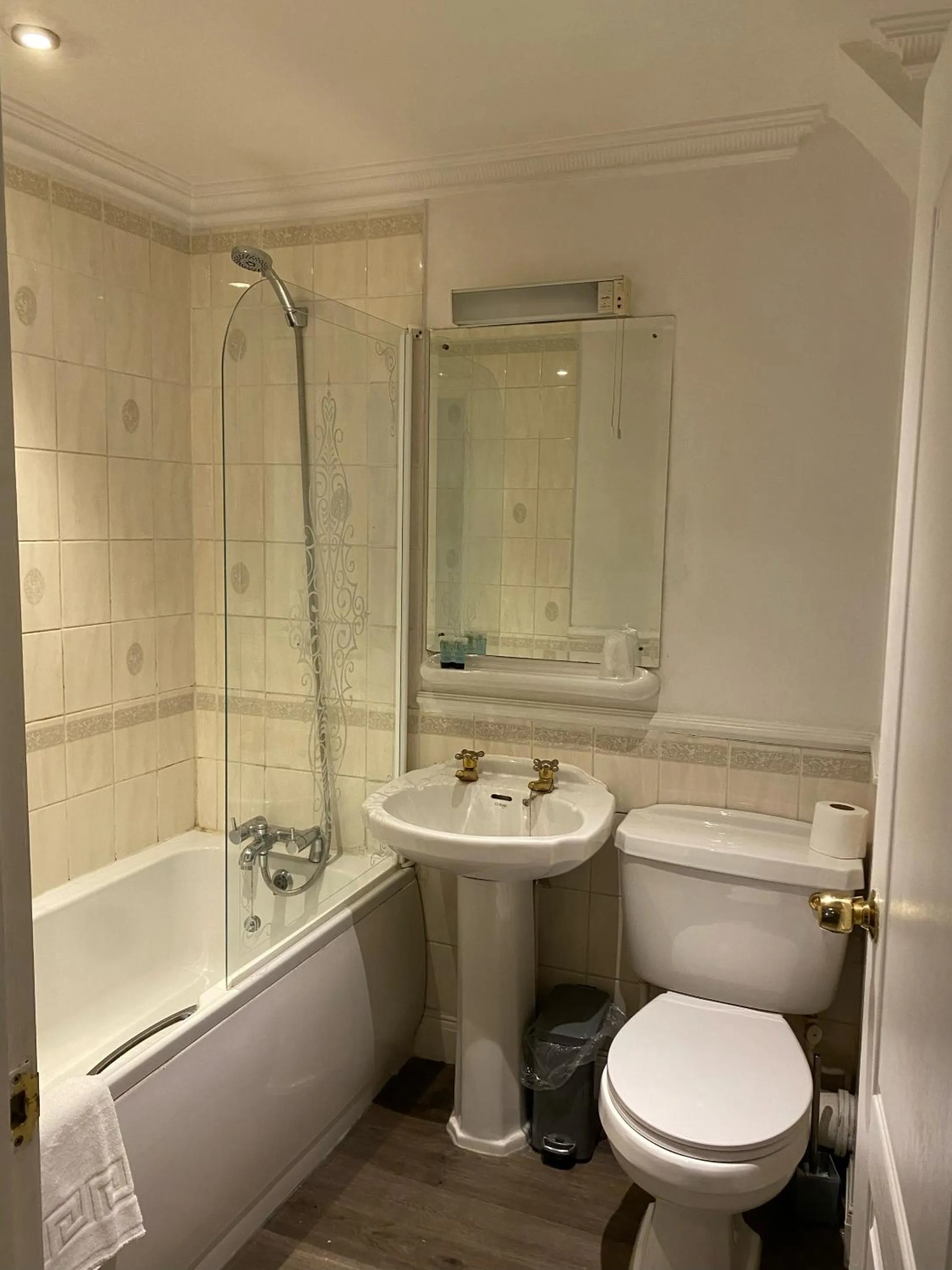 Bathroom in The George Hotel Pangbourne