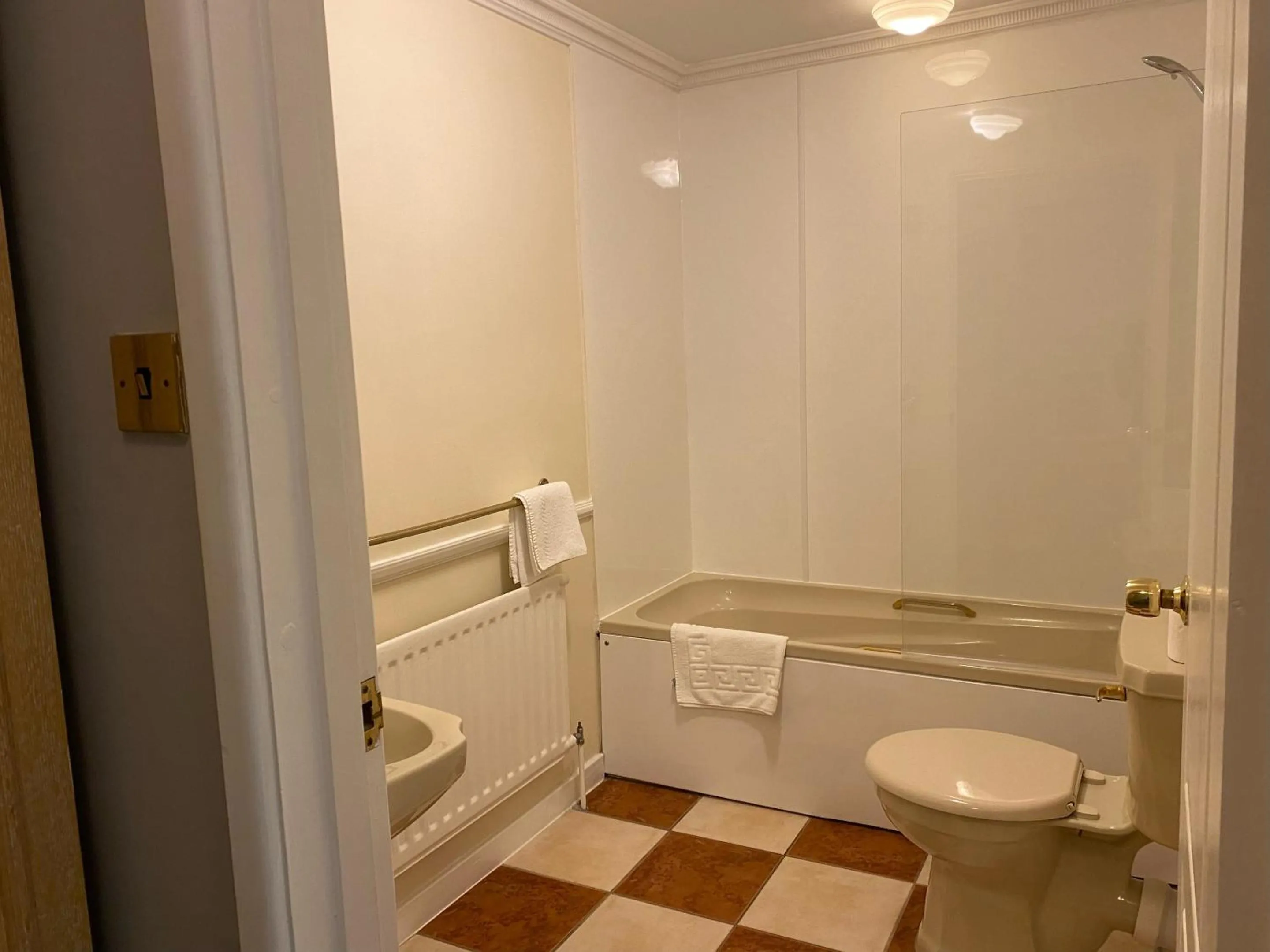 Bathroom in The George Hotel Pangbourne