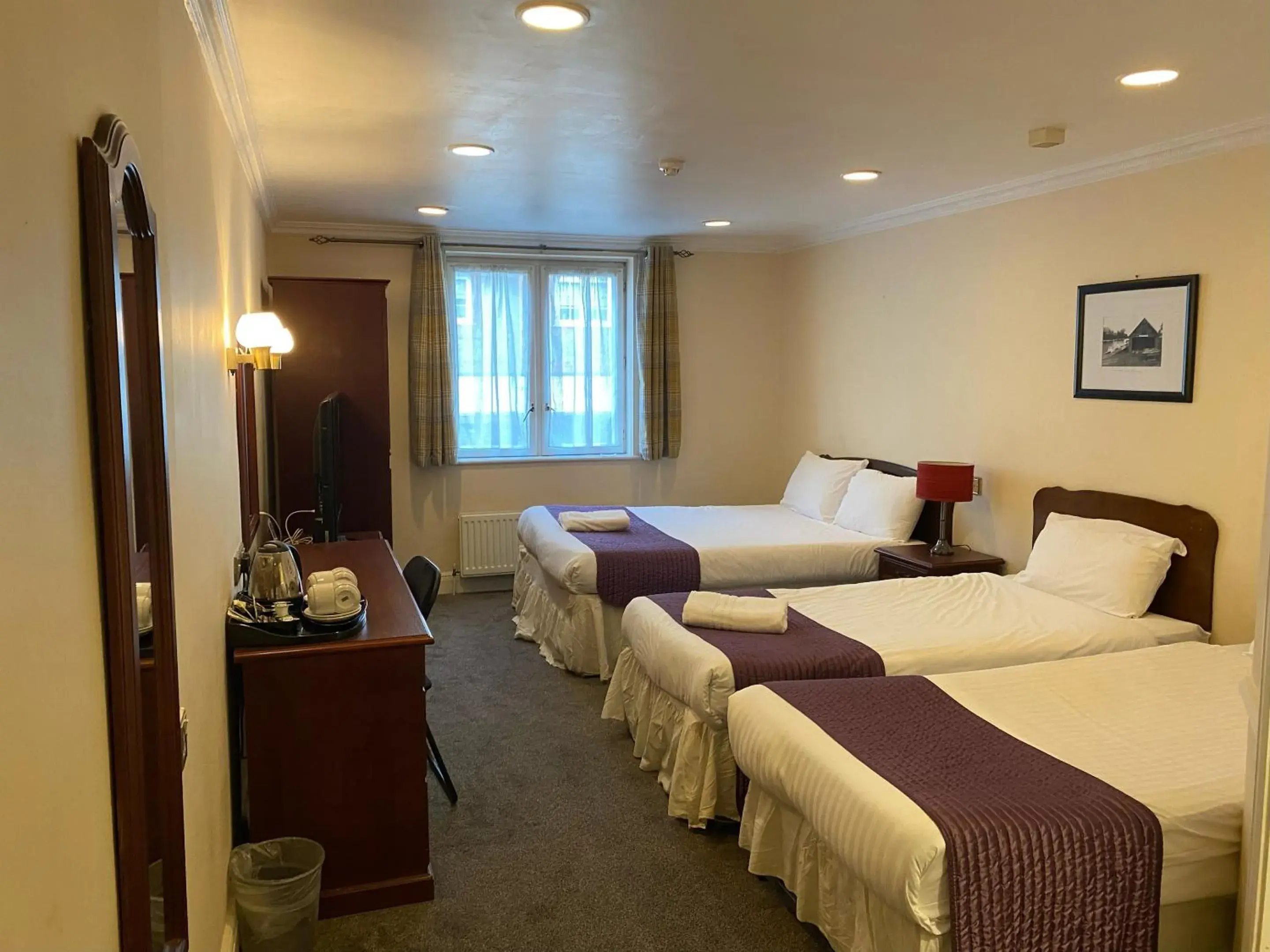 Bedroom, Bed in The George Hotel Pangbourne Bedroom, Bed in The George Hotel Pangbourne