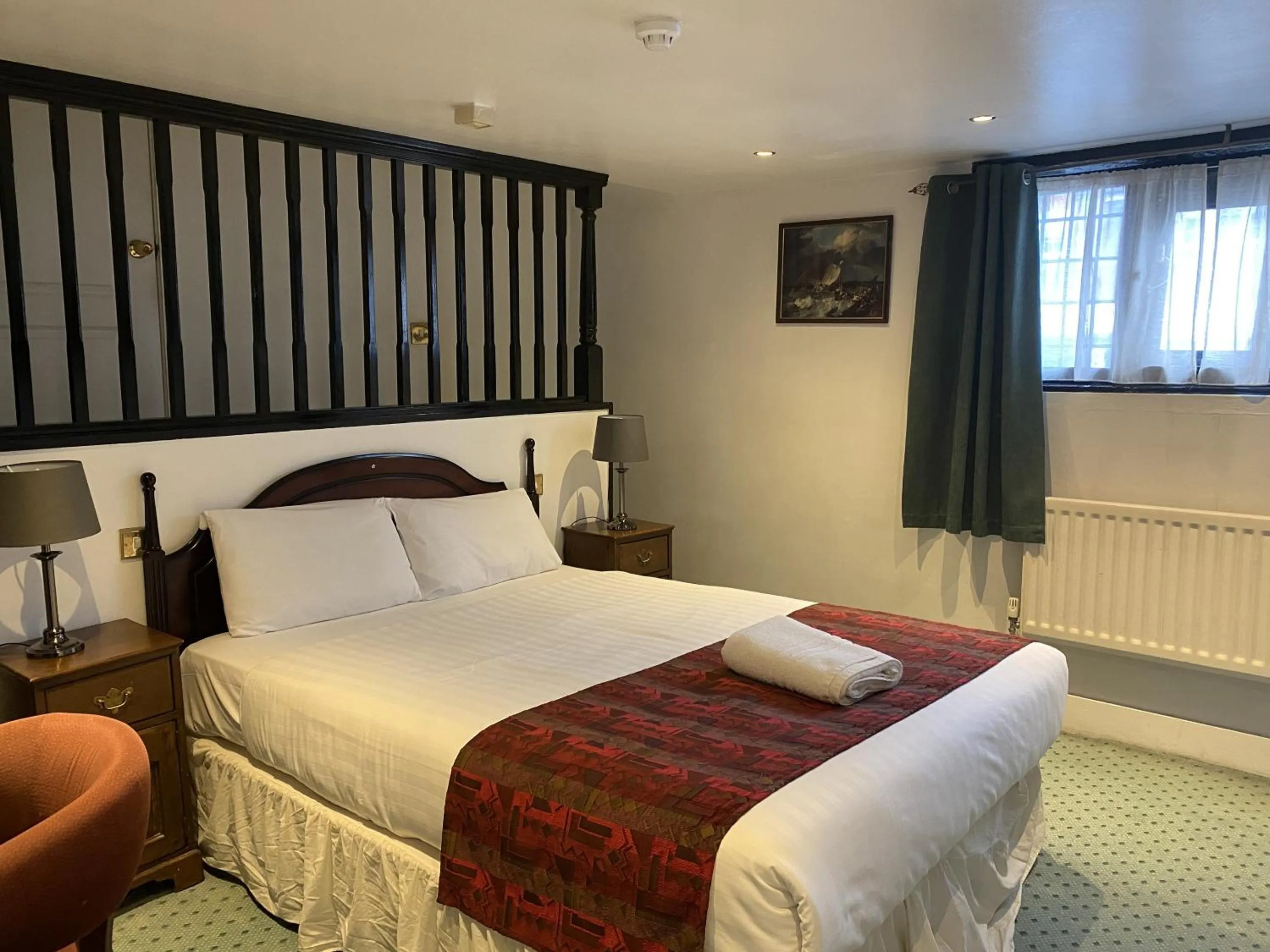 Bedroom, Bed in The George Hotel Pangbourne