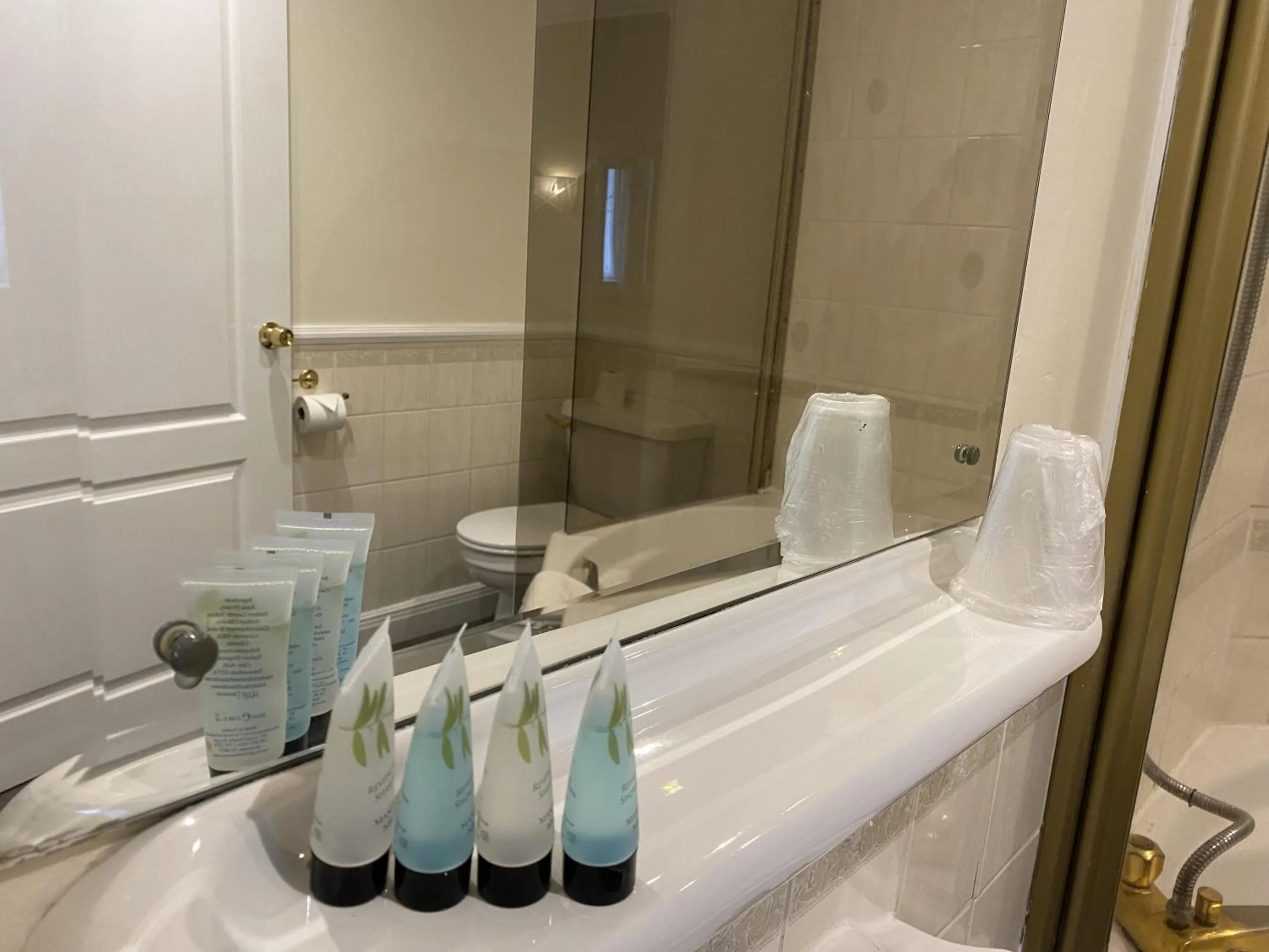 Bathroom in The George Hotel Pangbourne