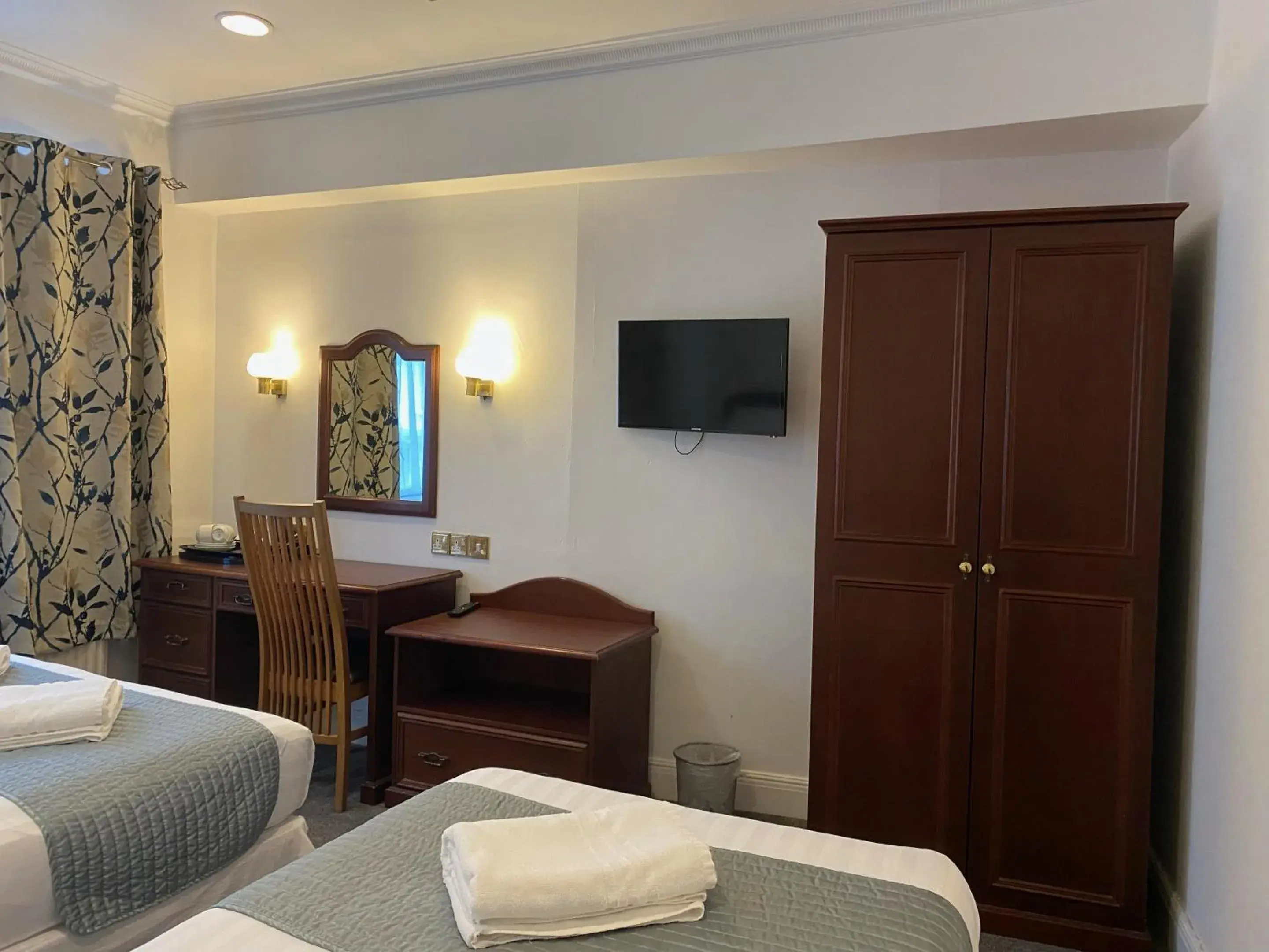 Bedroom, Bed in The George Hotel Pangbourne Bedroom, Bed in The George Hotel Pangbourne