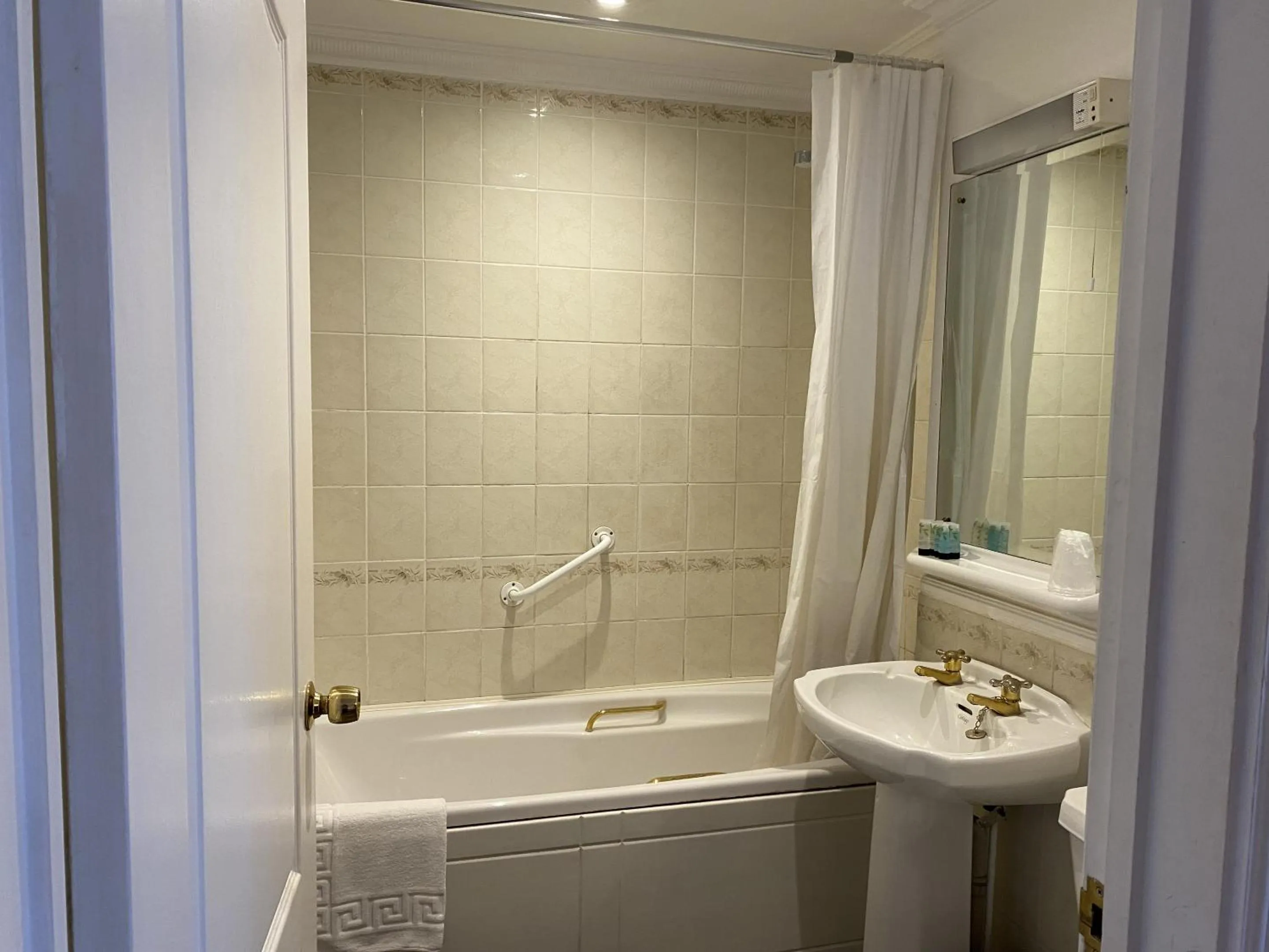 Bathroom in The George Hotel Pangbourne