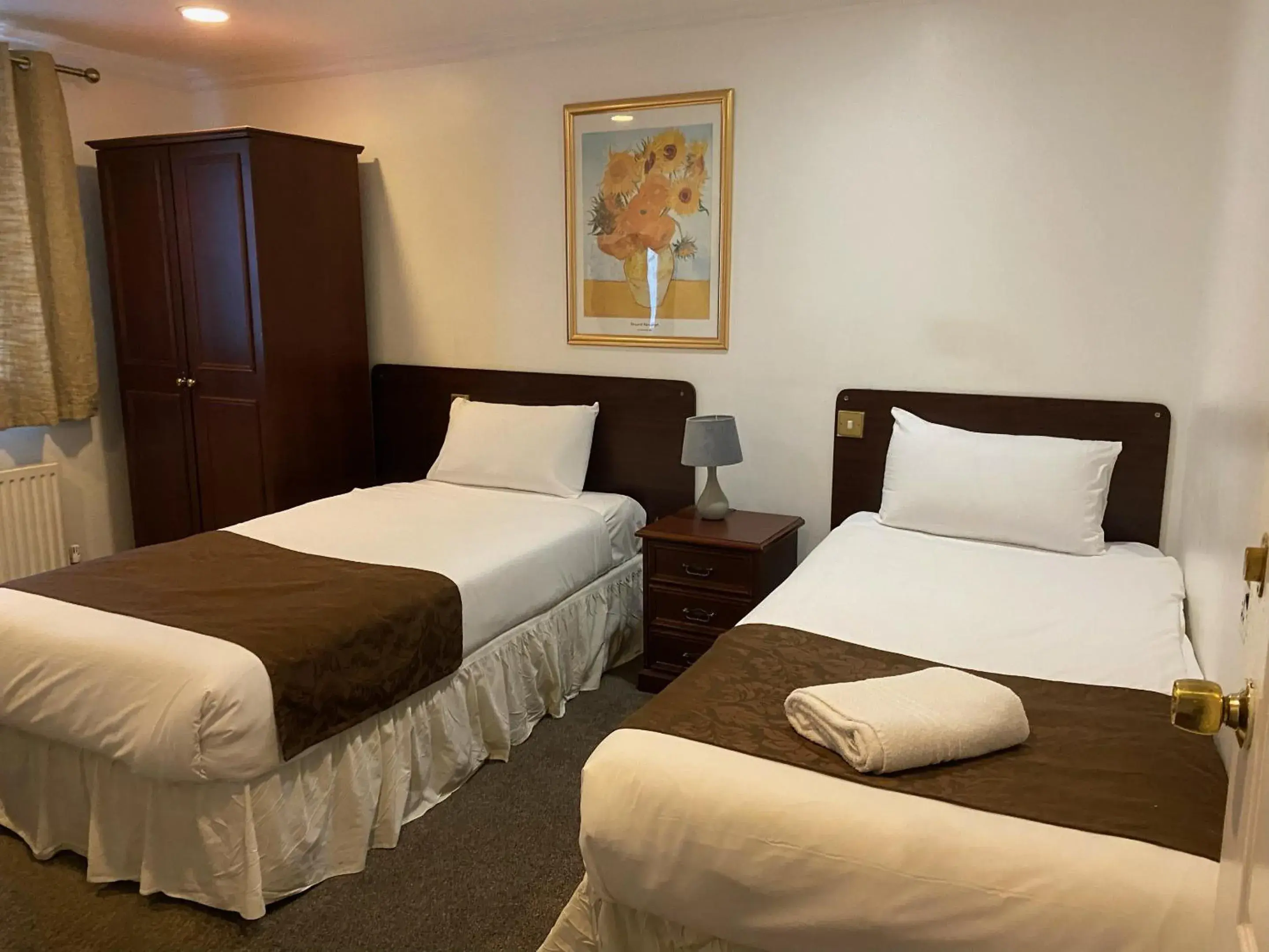 Bedroom, Bed in The George Hotel Pangbourne Bedroom, Bed in The George Hotel Pangbourne