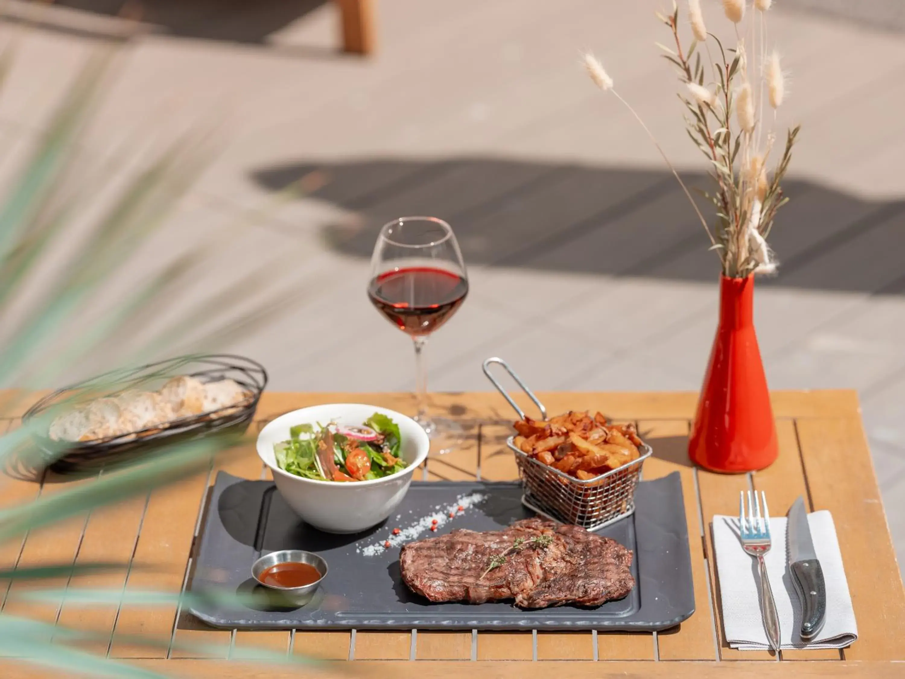 Restaurant/places to eat in Holiday Inn Toulouse Airport by IHG Restaurant/places to eat in Holiday Inn Toulouse Airport by IHG