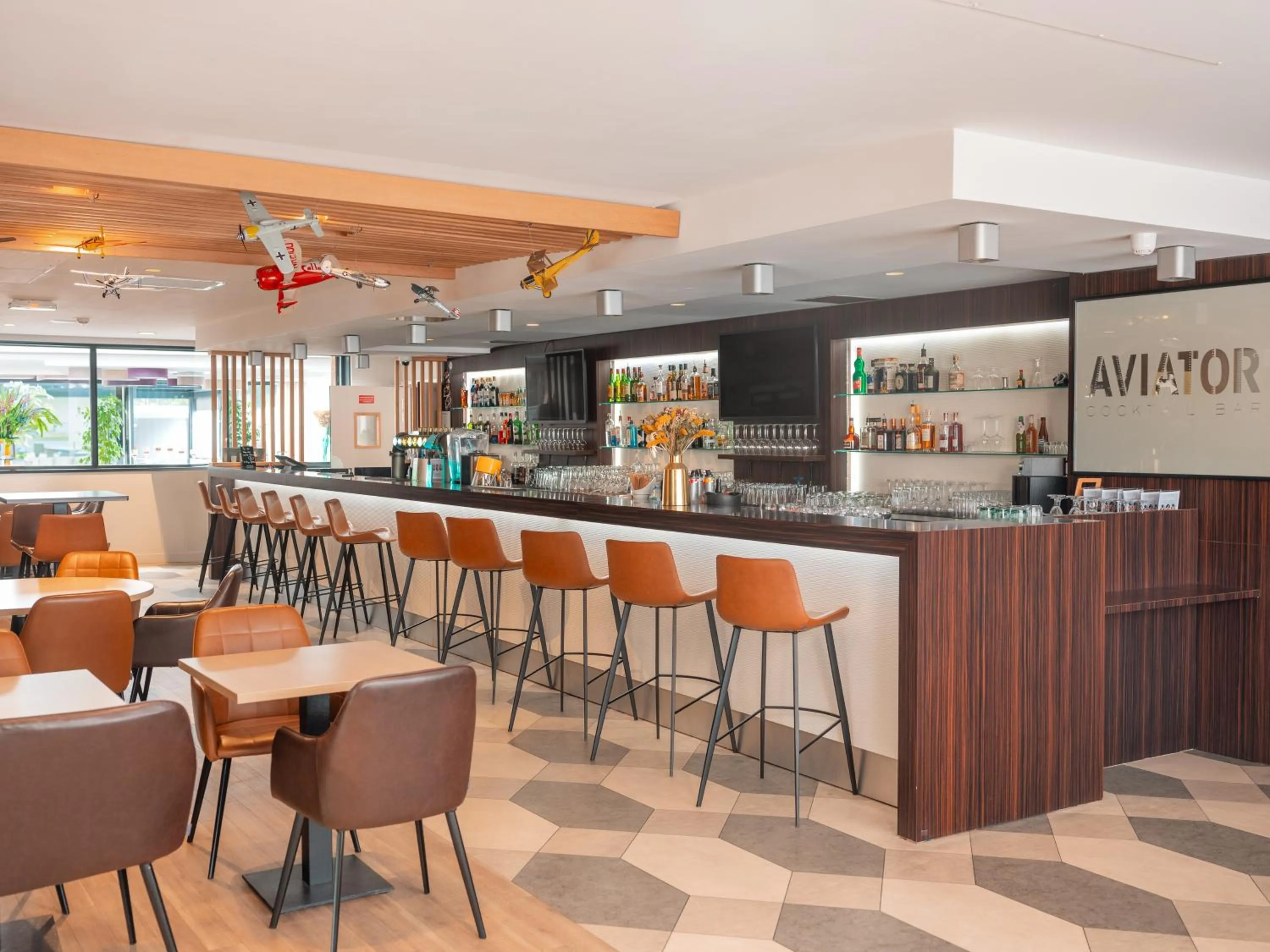 Lounge or bar in Holiday Inn Toulouse Airport by IHG