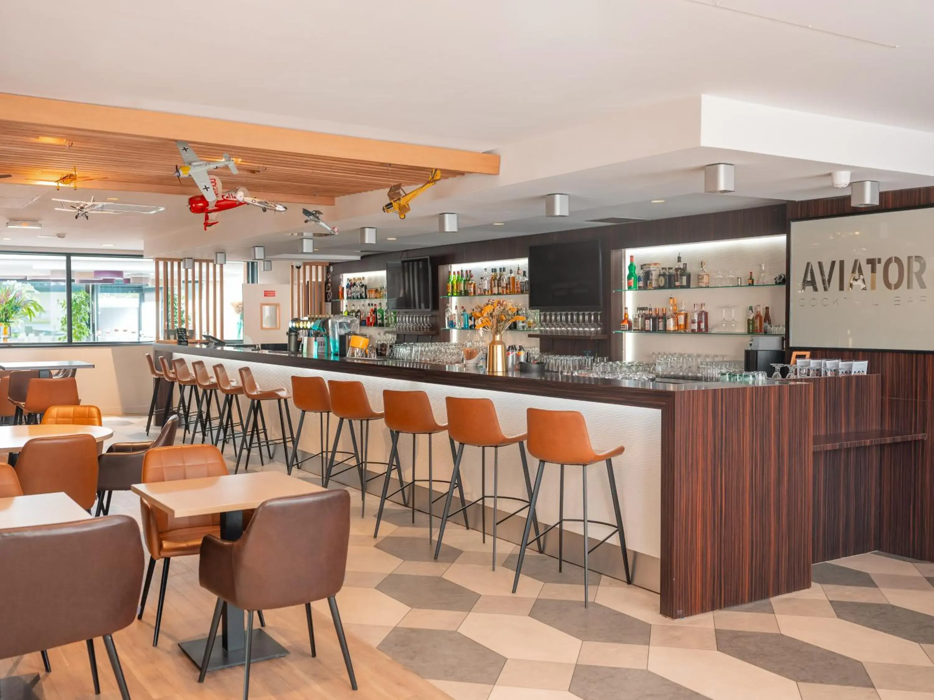 Lounge or bar in Holiday Inn Toulouse Airport by IHG Lounge or bar in Holiday Inn Toulouse Airport by IHG