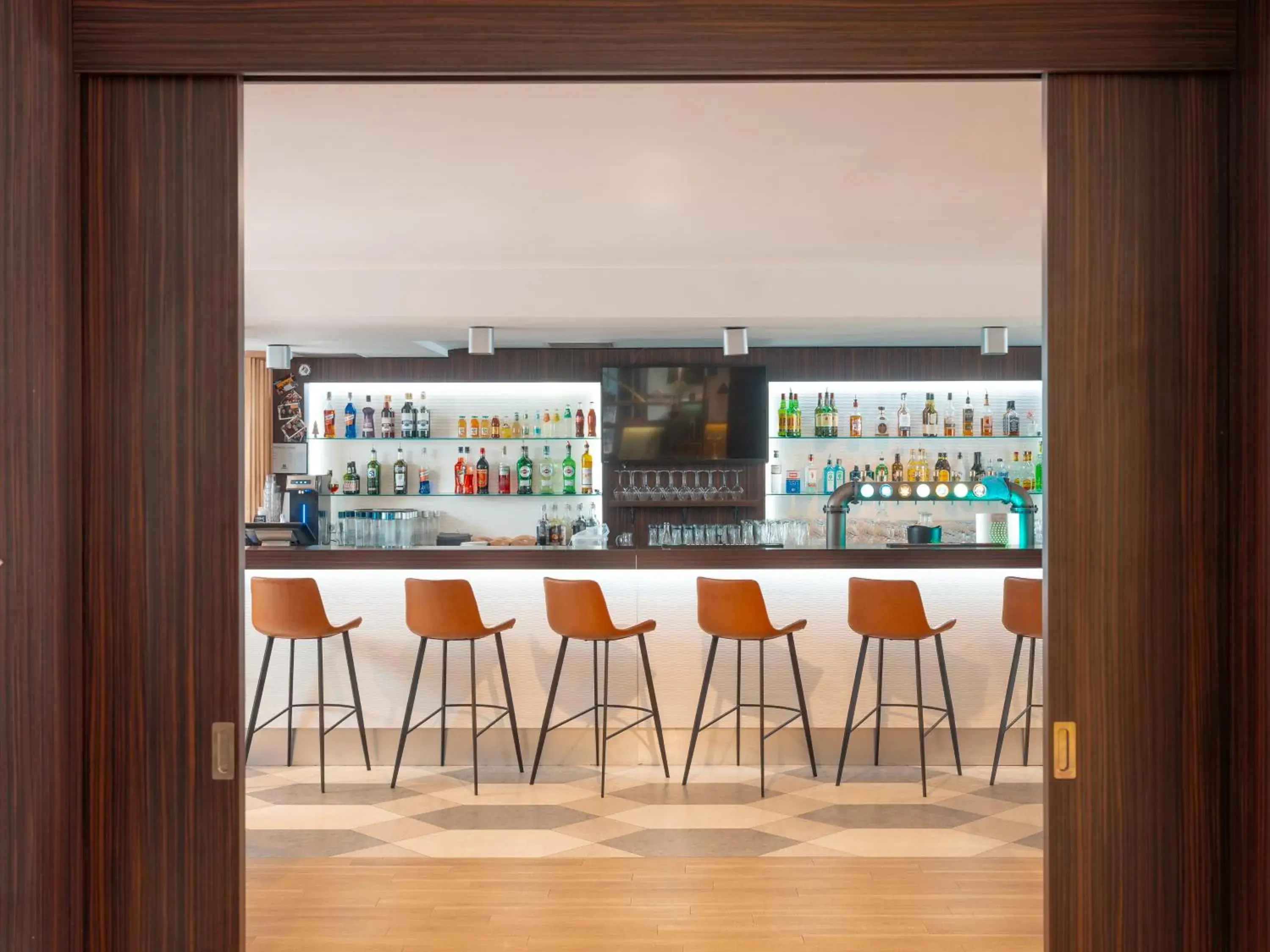 Lounge or bar in Holiday Inn Toulouse Airport by IHG Lounge or bar in Holiday Inn Toulouse Airport by IHG