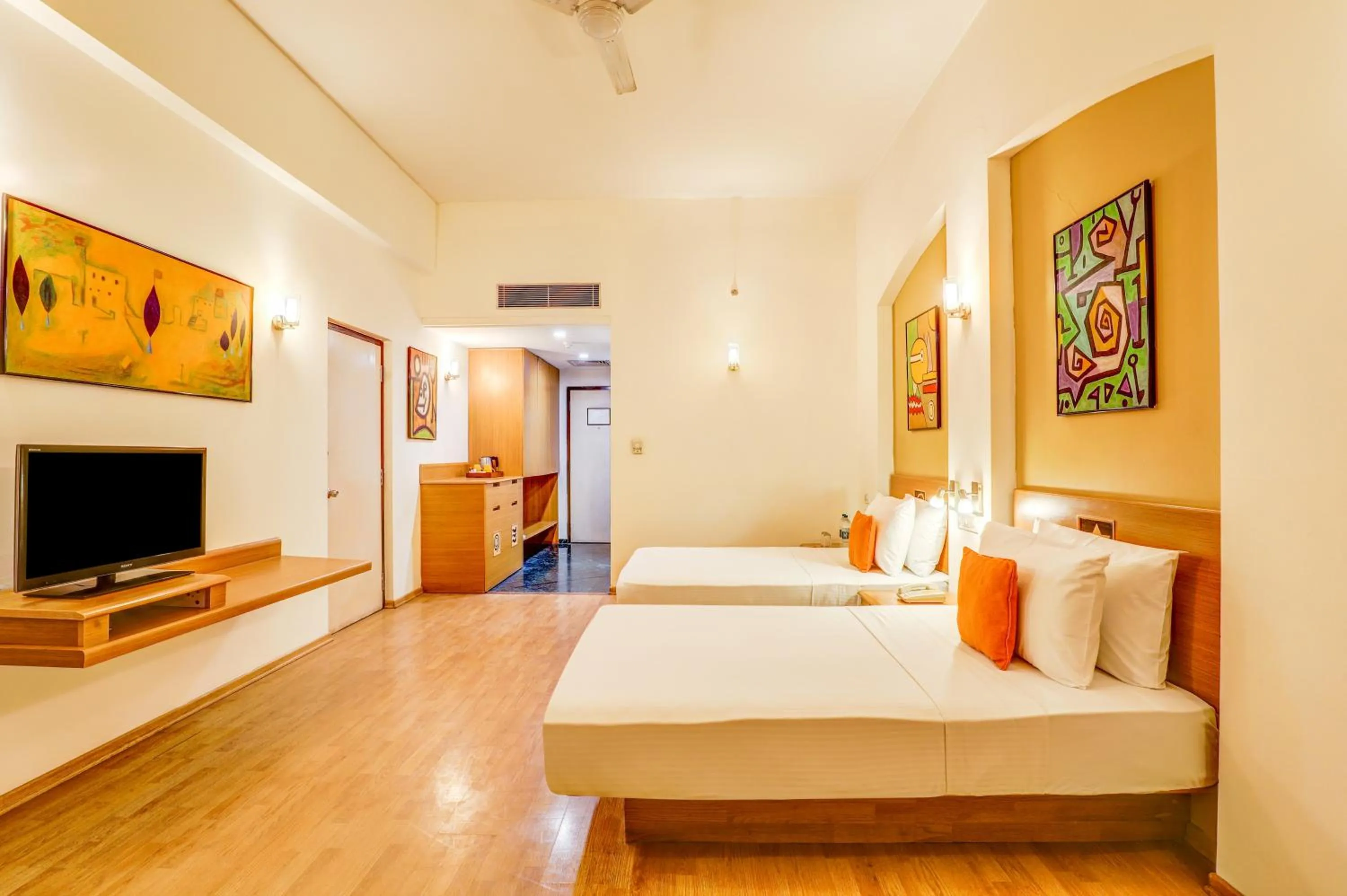 Bed in Lemon Tree Hotel, East Delhi Mall, Kaushambi