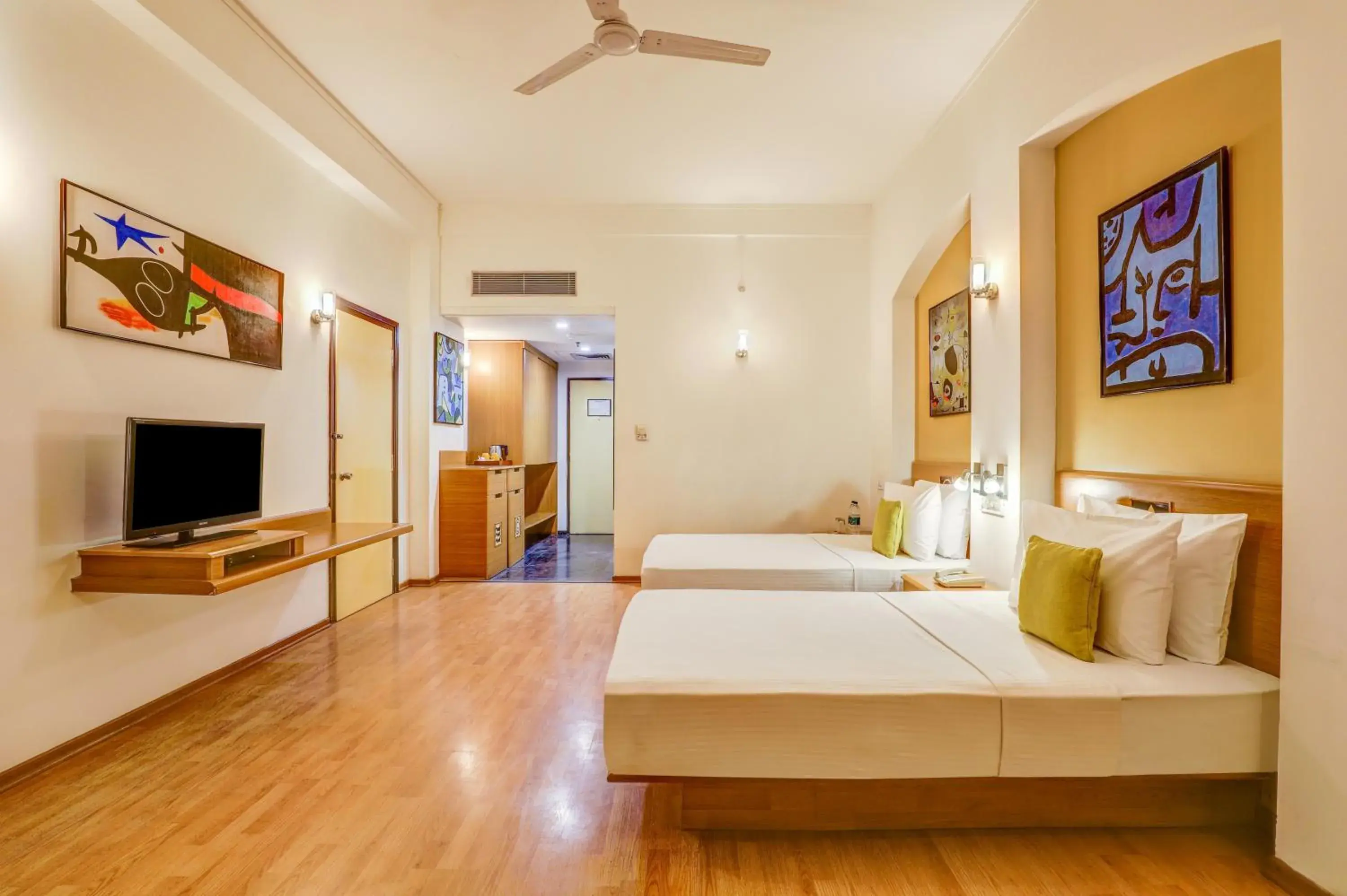 Bed in Lemon Tree Hotel, East Delhi Mall, Kaushambi Bed in Lemon Tree Hotel, East Delhi Mall, Kaushambi