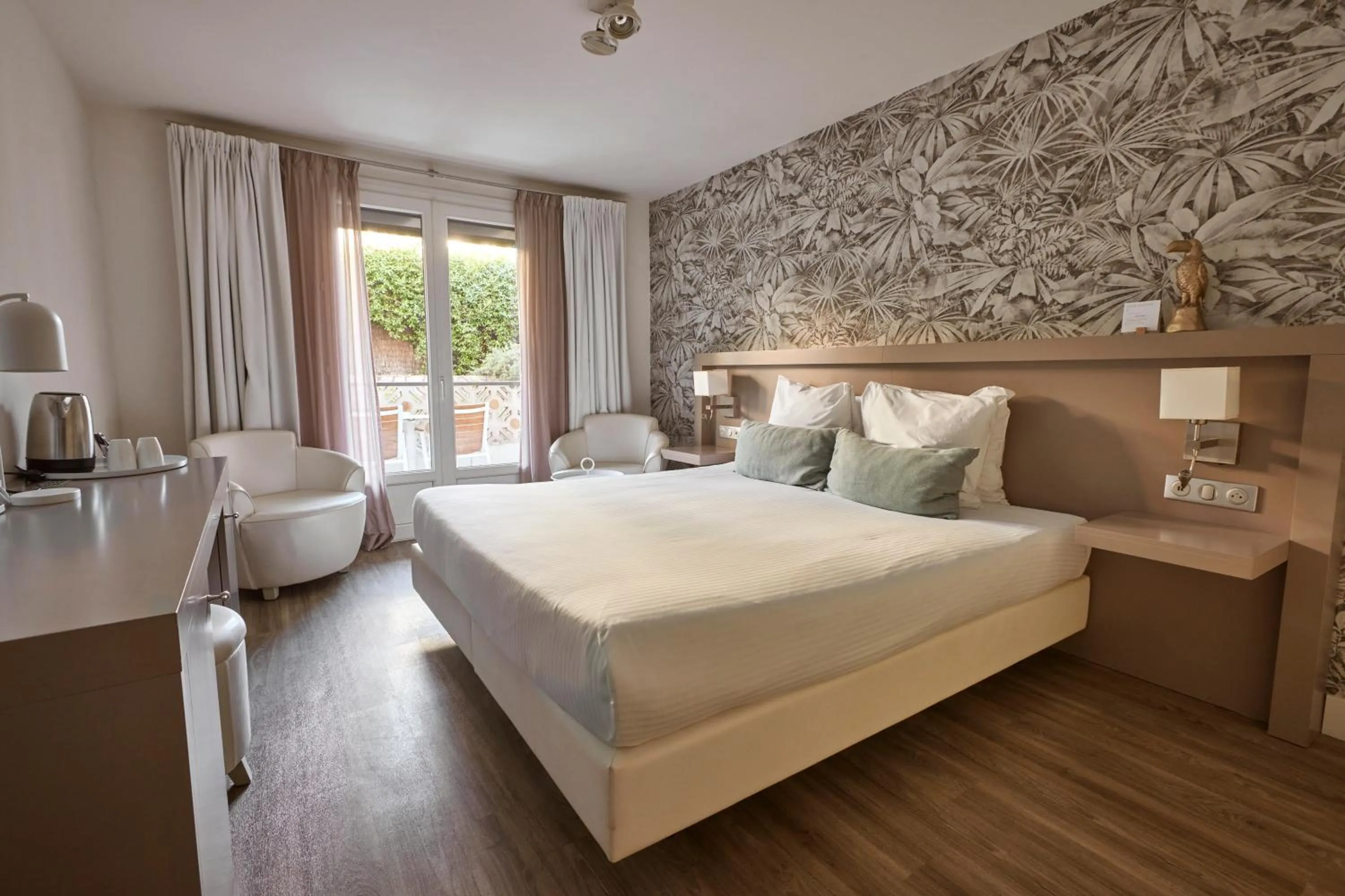 Bedroom, Bed in Van der Valk Hotel Le Catalogne Saint Aygulf