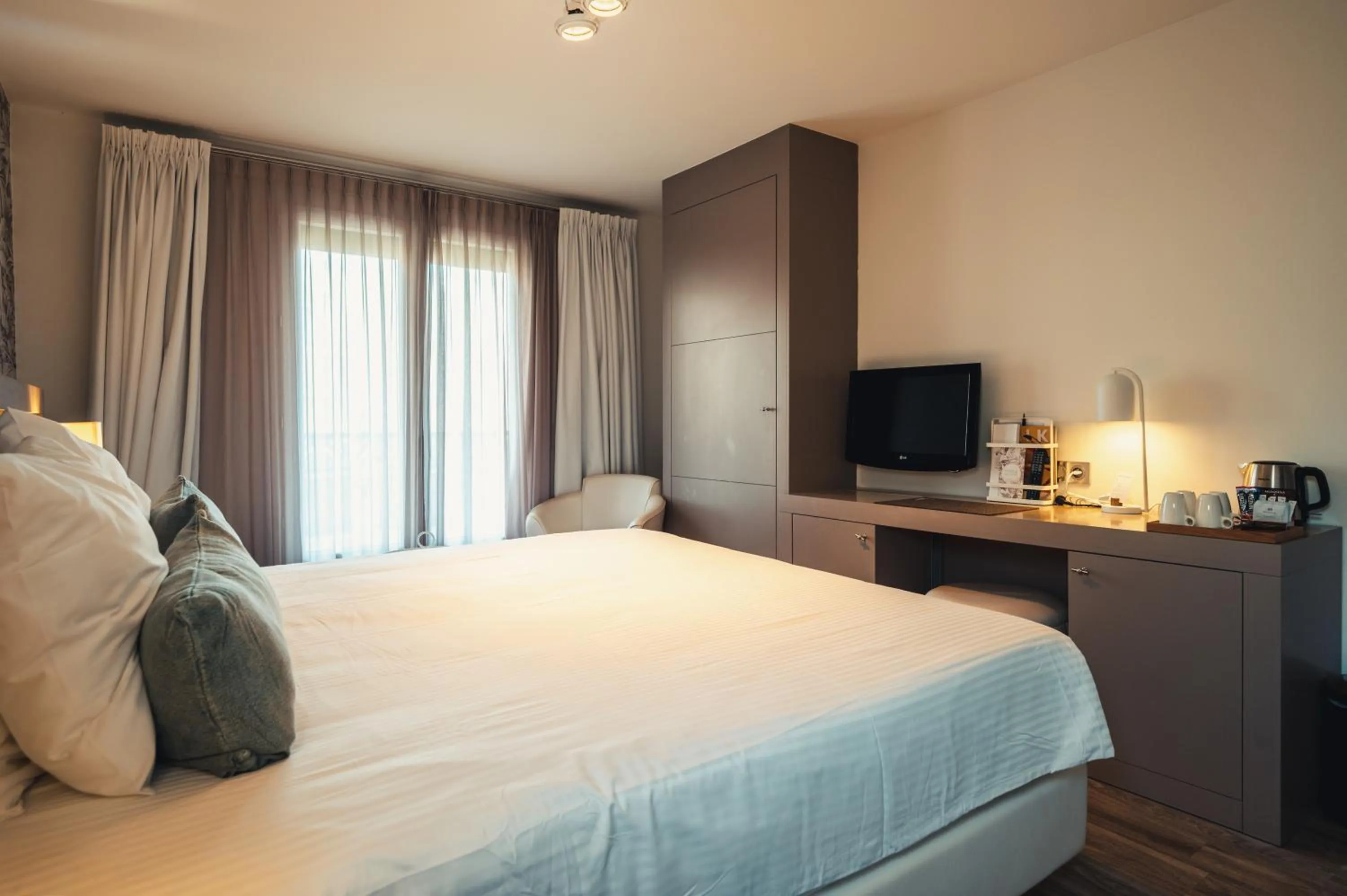 Bedroom, Bed in Van der Valk Hotel Le Catalogne Saint Aygulf