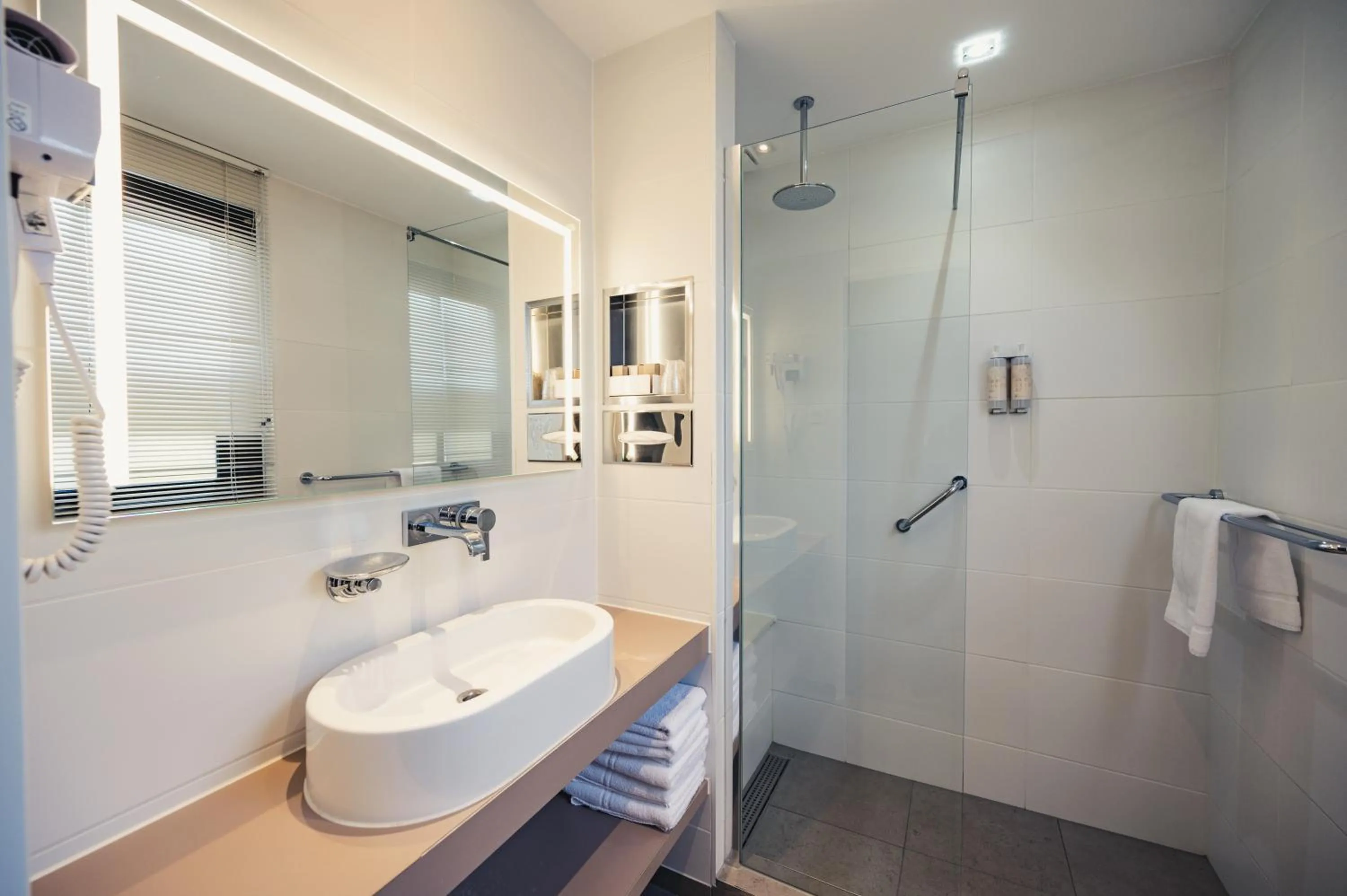 Bathroom in Van der Valk Hotel Le Catalogne Saint Aygulf