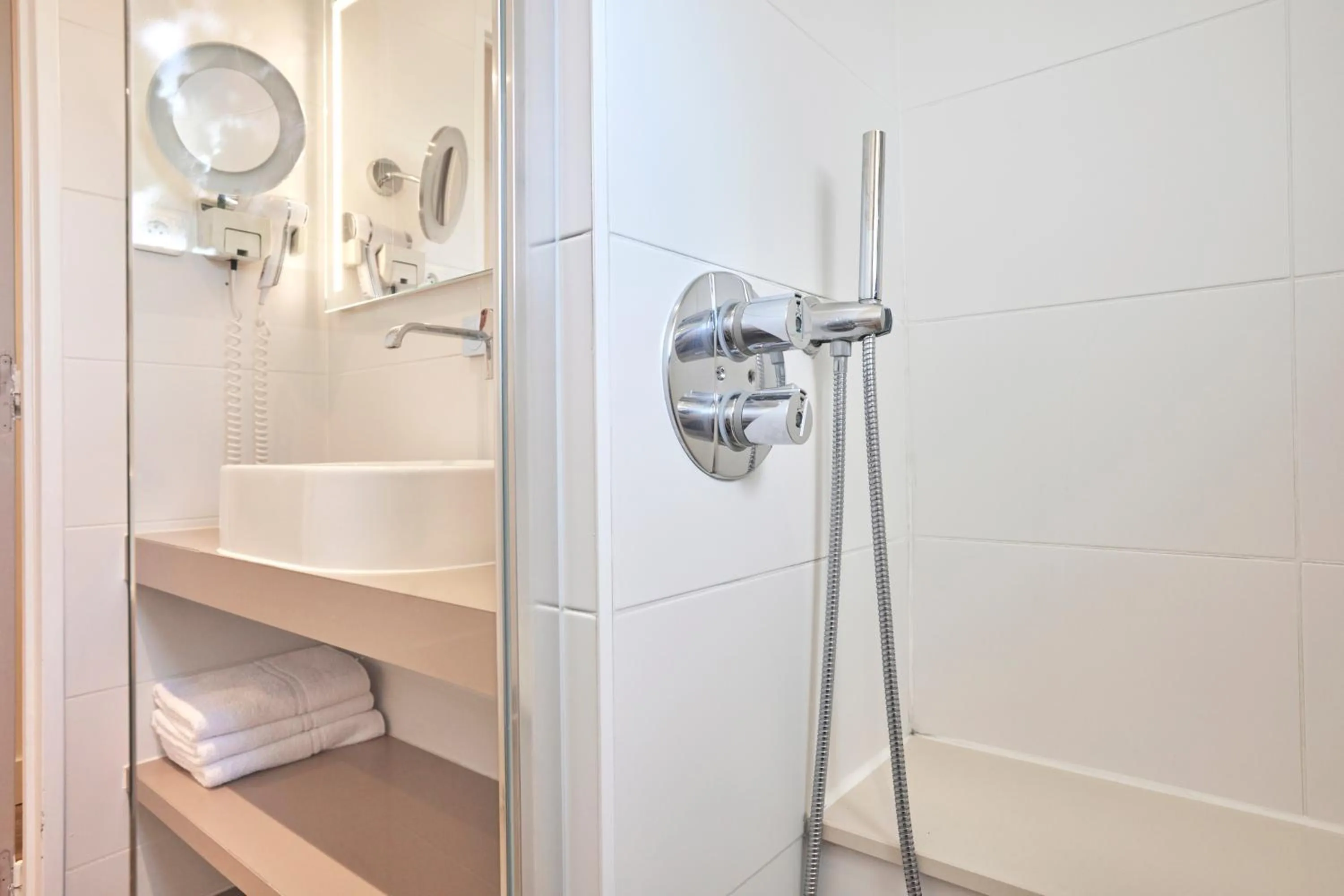 Bathroom in Van der Valk Hotel Le Catalogne Saint Aygulf