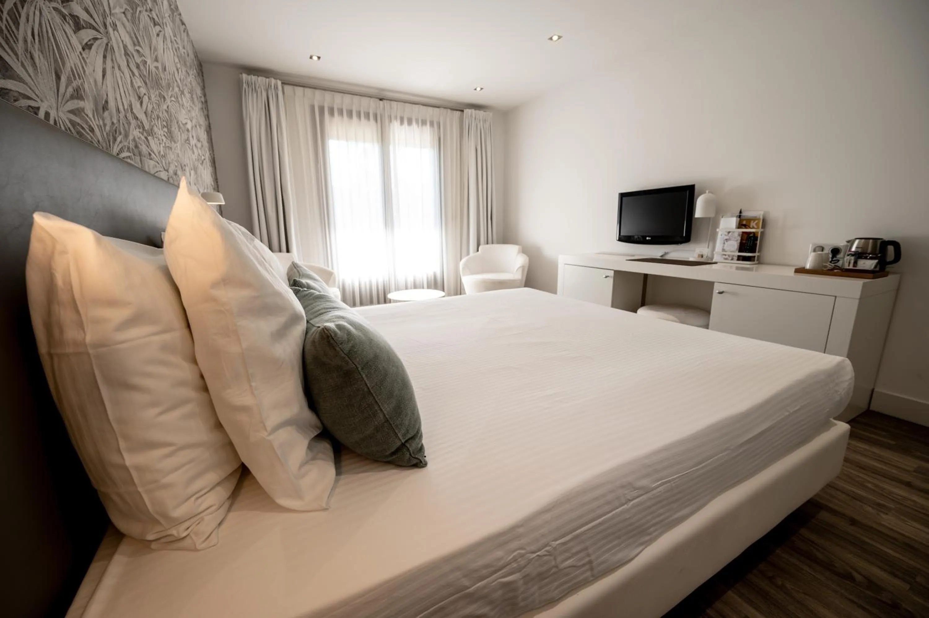 Photo of the whole room, Bed in Van der Valk Hotel Le Catalogne Saint Aygulf