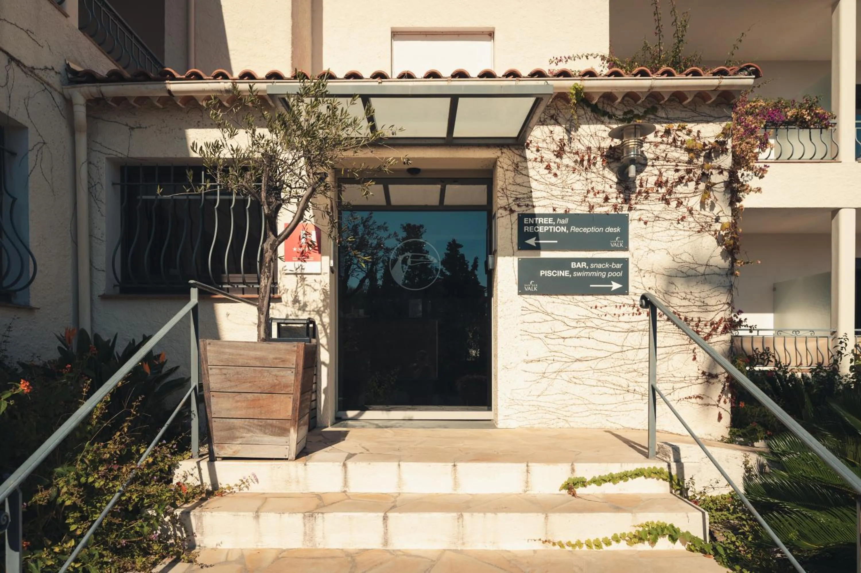 Property building in Van der Valk Hotel Le Catalogne Saint Aygulf