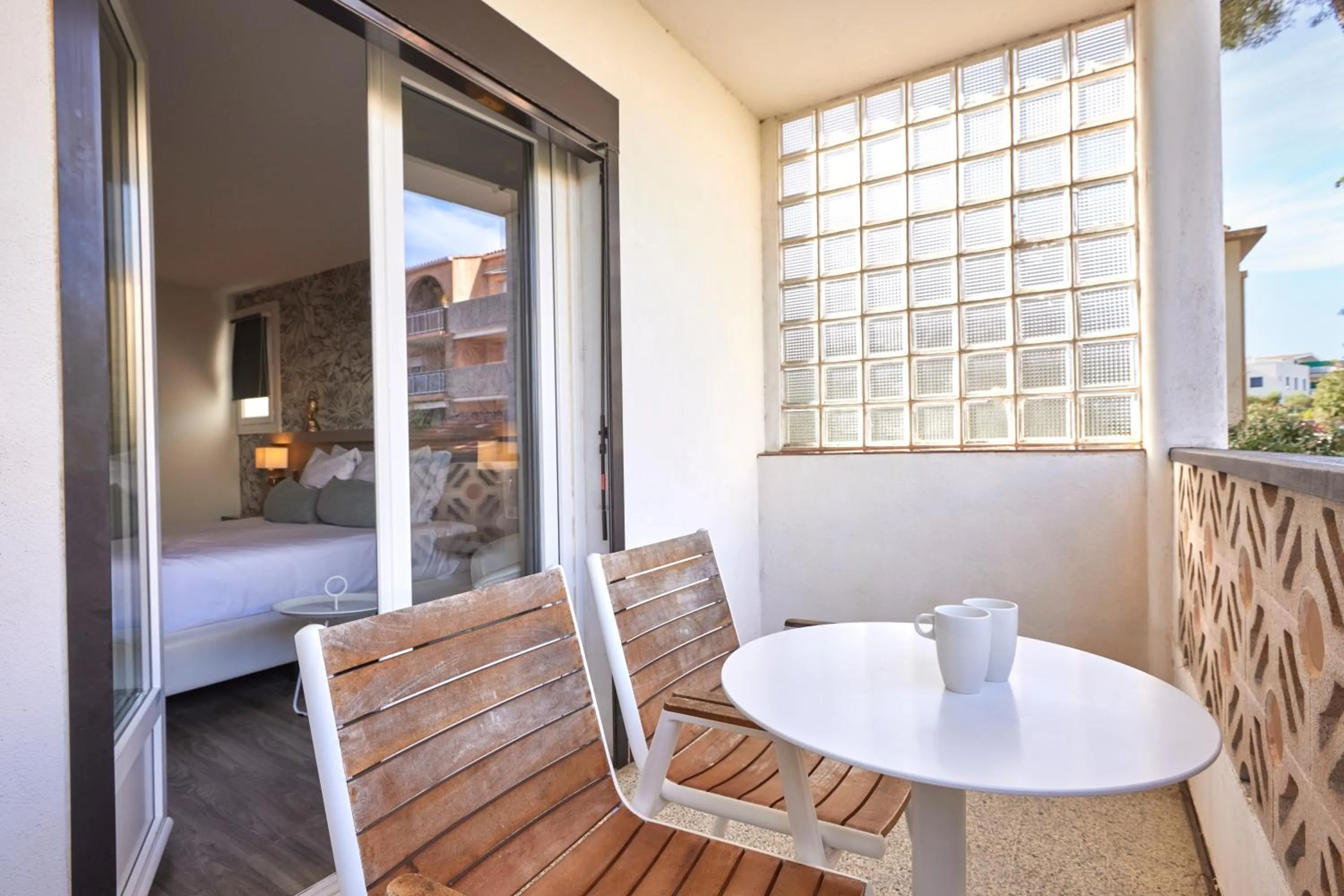 Balcony/Terrace, Bed in Van der Valk Hotel Le Catalogne Saint Aygulf