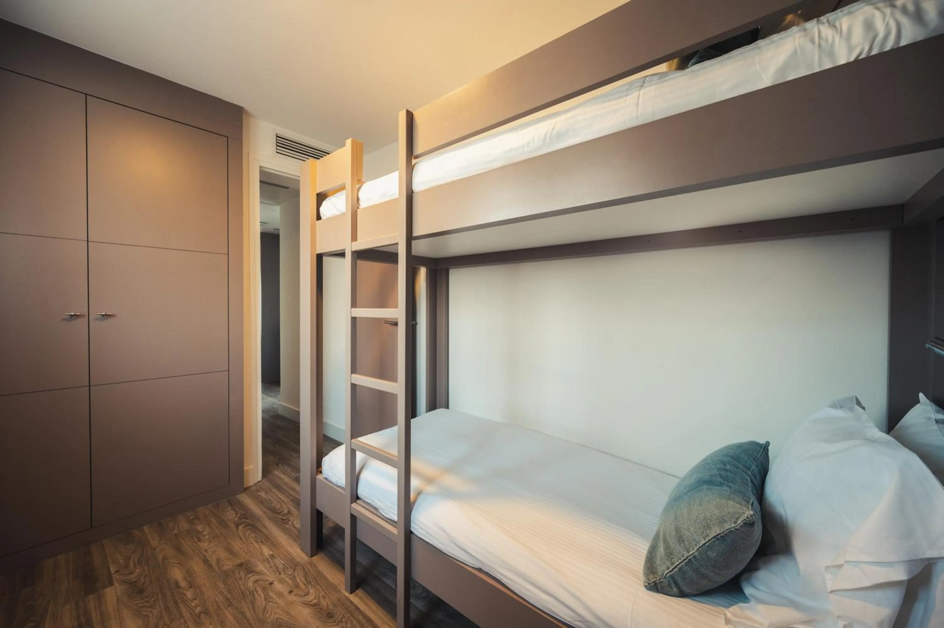 Bedroom, Bed in Van der Valk Hotel Le Catalogne Saint Aygulf