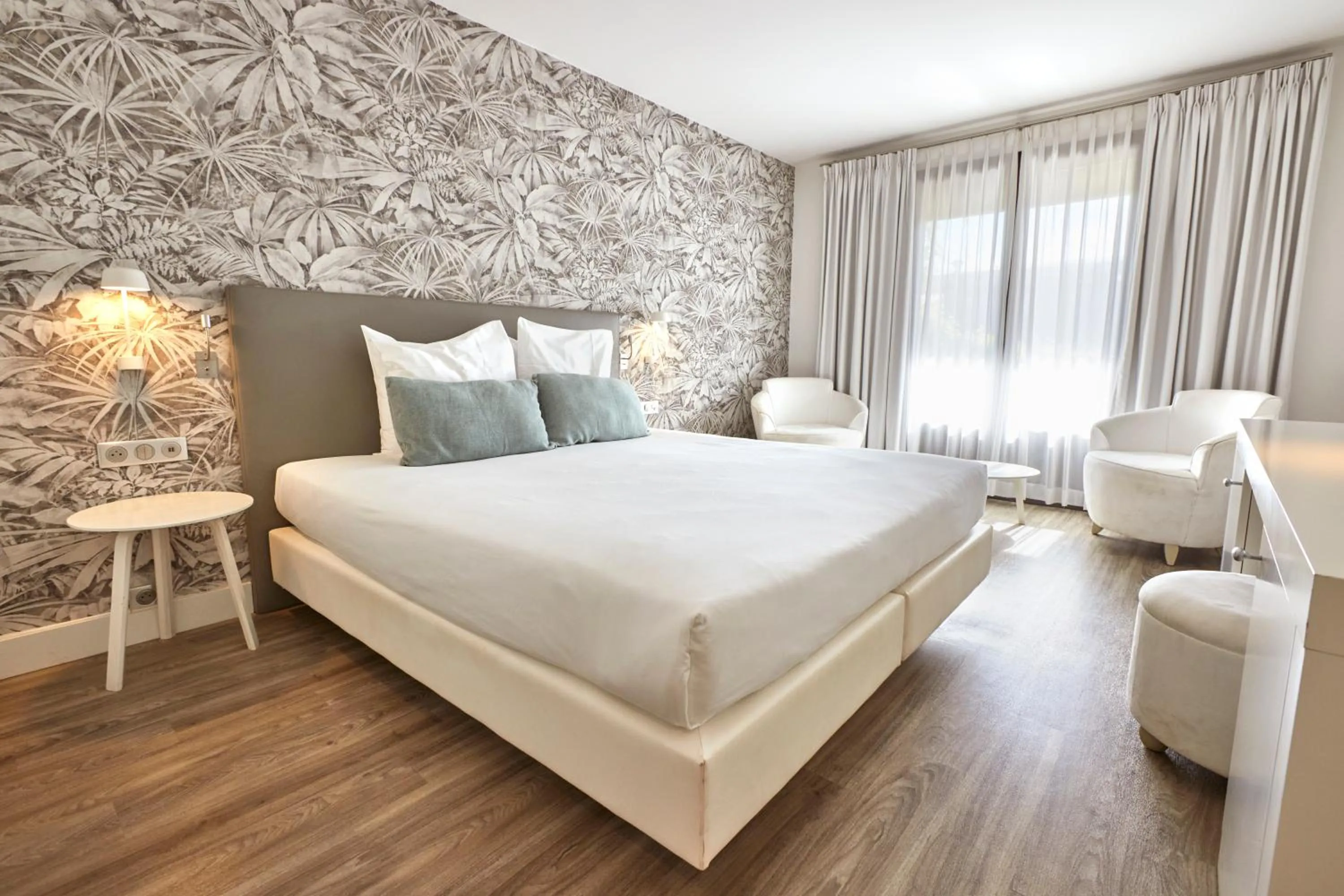 Bedroom, Bed in Van der Valk Hotel Le Catalogne Saint Aygulf