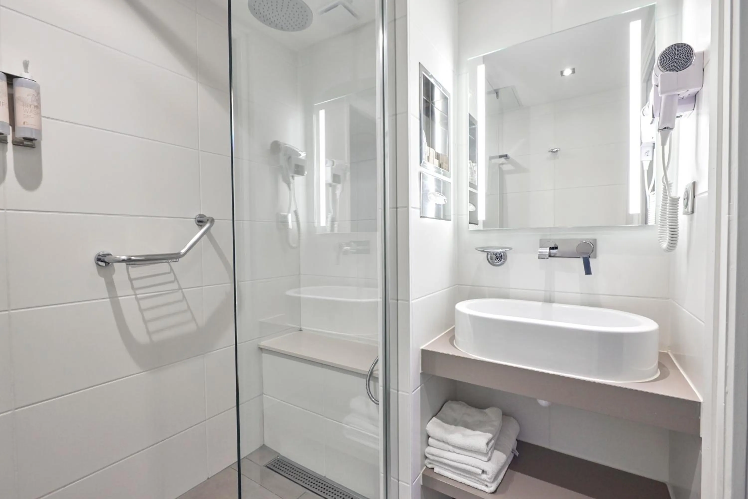 Bathroom in Van der Valk Hotel Le Catalogne Saint Aygulf