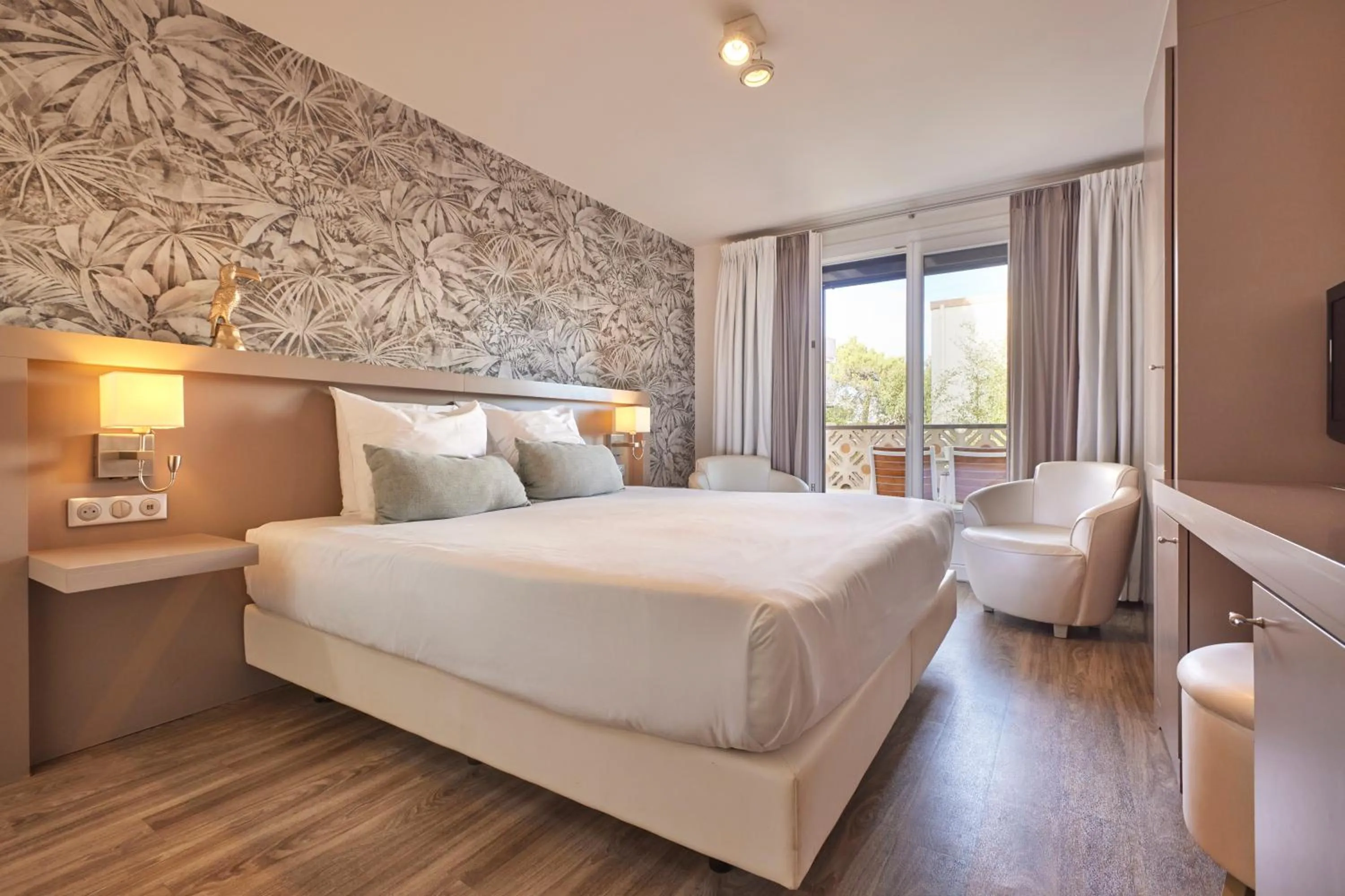 Bedroom, Bed in Van der Valk Hotel Le Catalogne Saint Aygulf