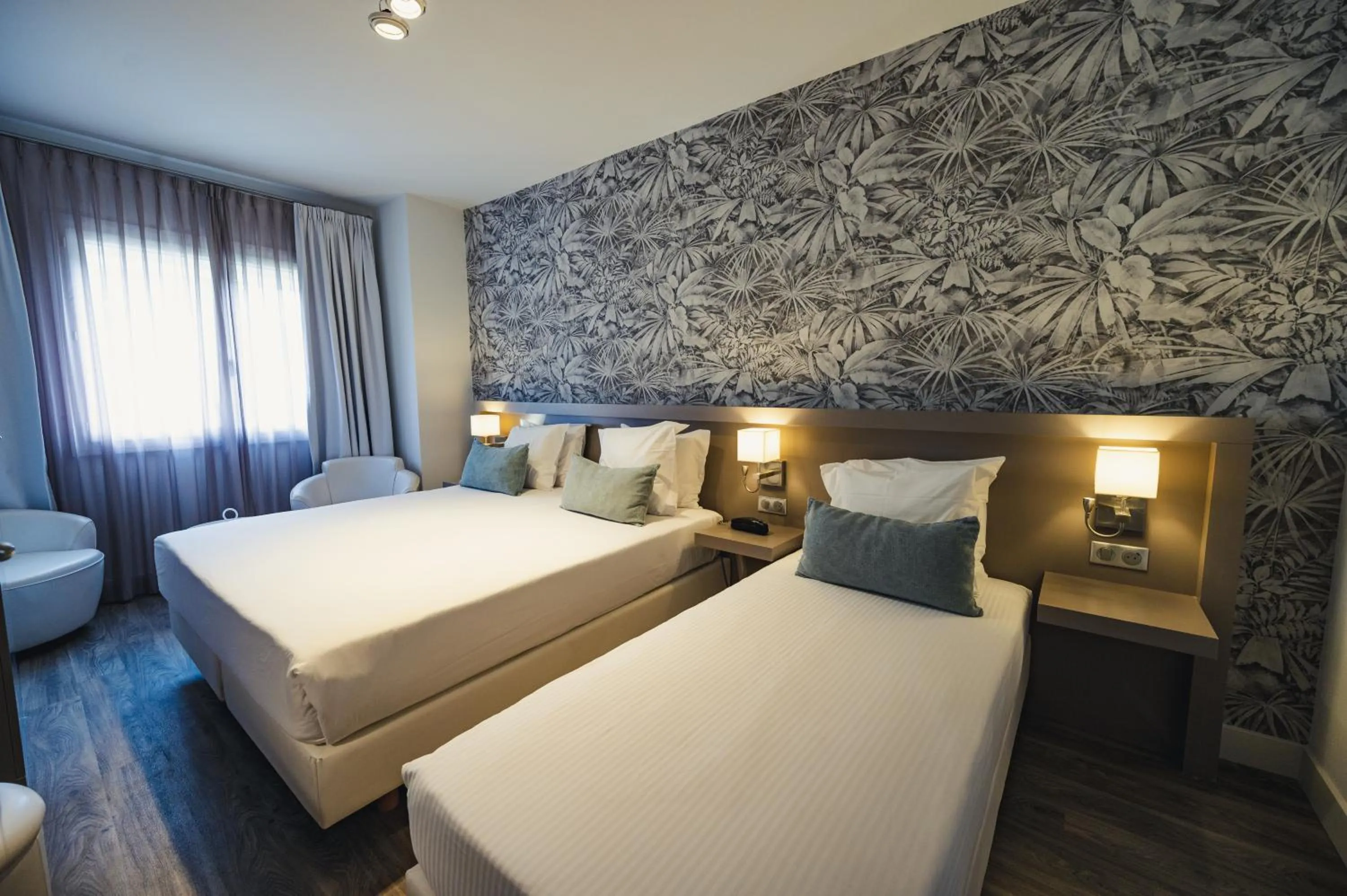 Bedroom, Bed in Van der Valk Hotel Le Catalogne Saint Aygulf