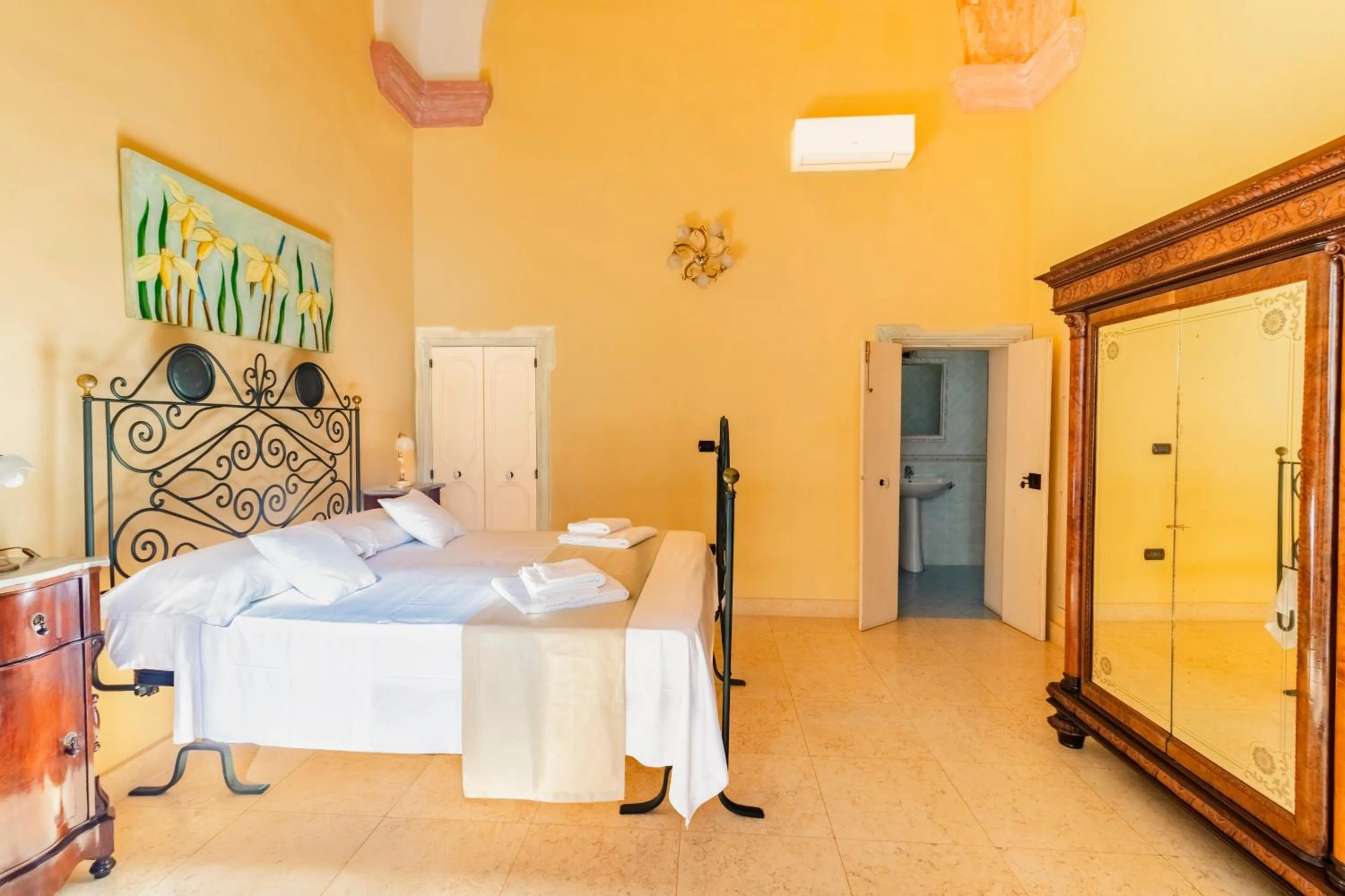 Photo of the whole room, Bed in Palazzo Insula